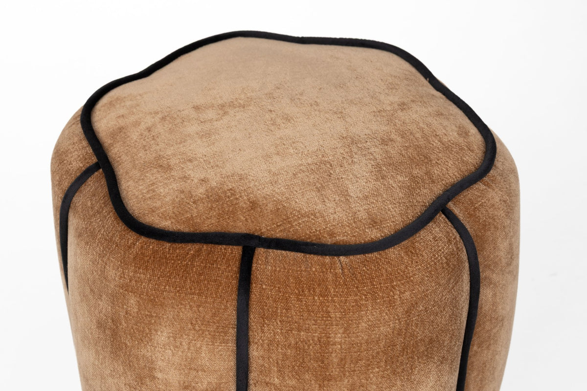 Runder Pouf Donna von Dutchbone in Hellbraun mit gepolstertem Veloursbezug, Schaumstofffüllung und dunklem Paspel entlang der Rundung.