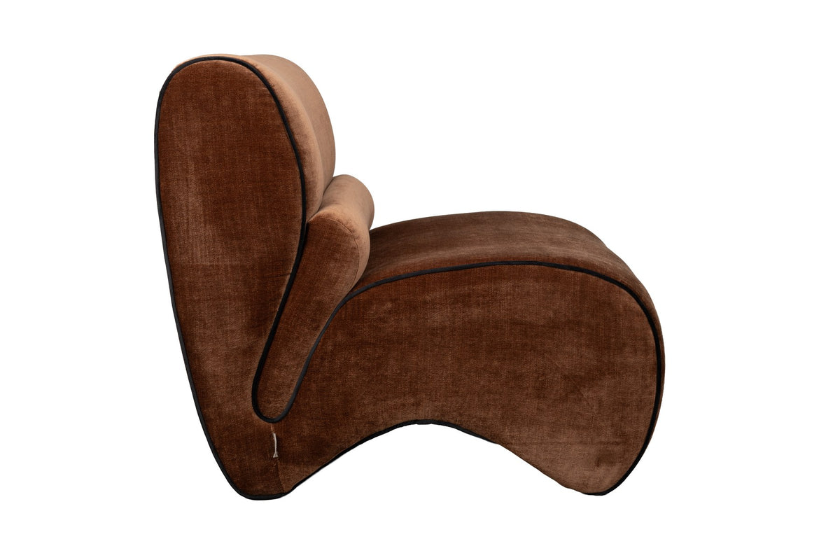 Dunkelbrauner Lounge Chair Donna von Dutchbone mit gepolsterter Sitzfläche, runden Formen und dunkler Paspel entlang der Rundungen.
