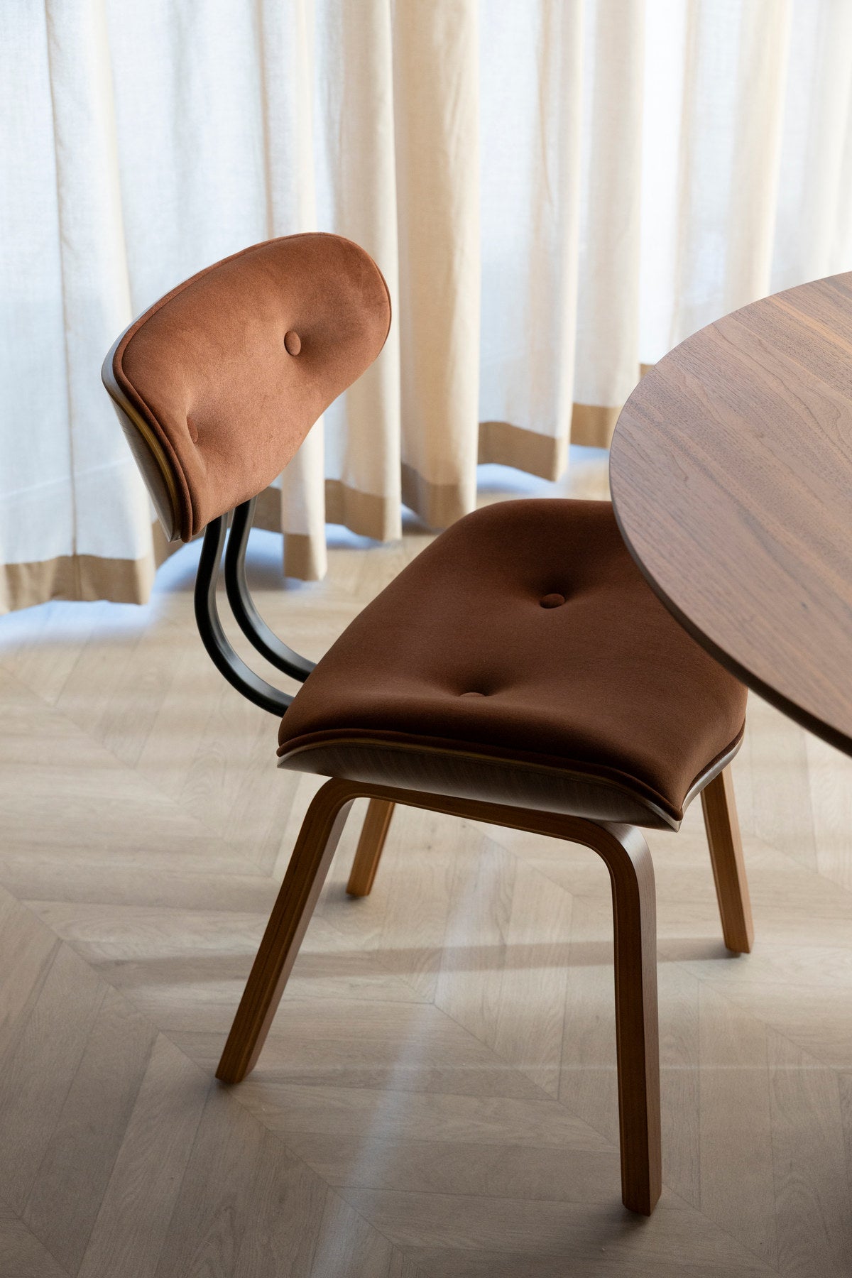 Gepolsterter Esszimmerstuhl Blackwood in Braun mit Rückenlehne aus Polyester, Sitzfläche aus Pappelholz und dunklem Holzgestell.