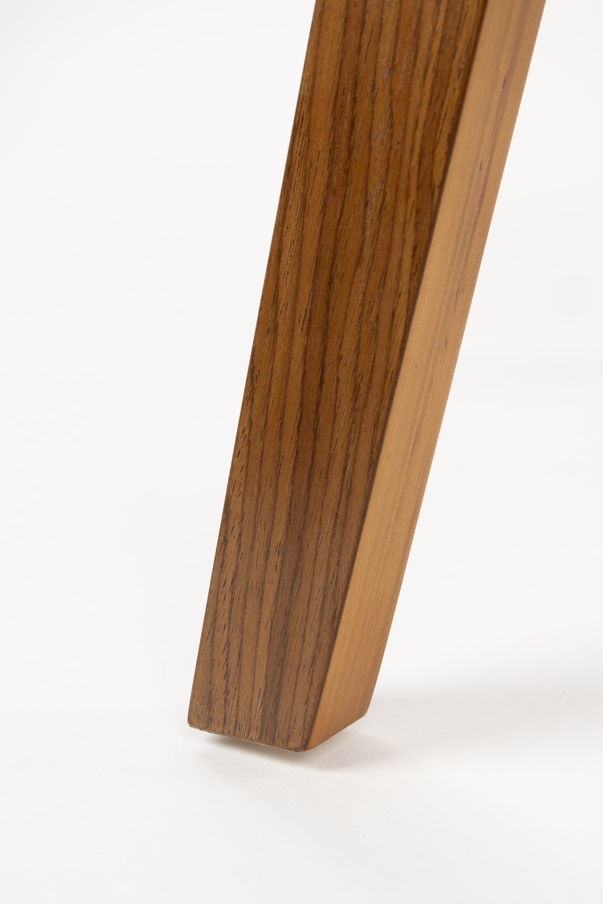 Grüner Polsterstuhl mit furniertem Holzgestell und gepolsterter Sitzfläche aus Pappelholz, Rückenlehne aus Polyester.
