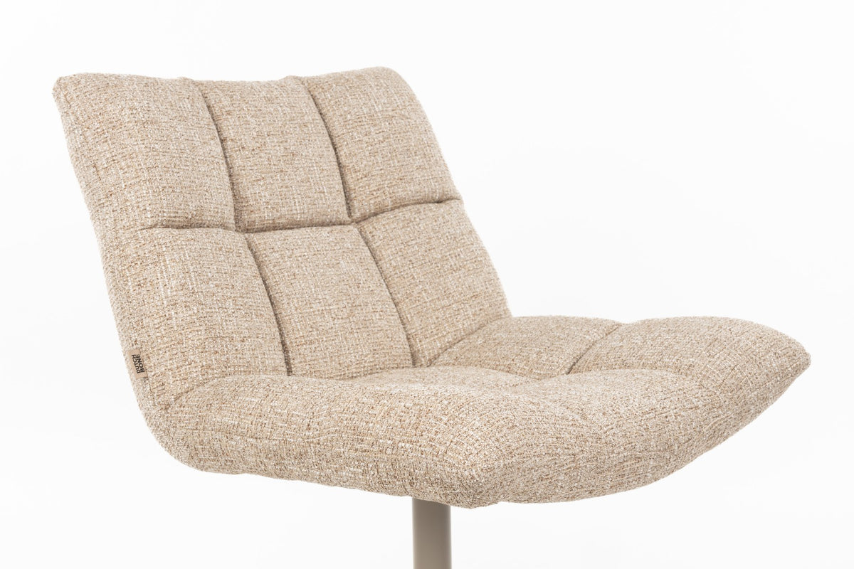 Beige gepolsterter Barstuhl mit Armlehne von Dutchbone, runde Form, Polyester-Sitzfläche und drehbares Stahlgestell im Bar-Design.