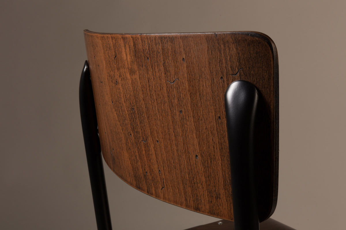 Stuhl Scuola in Braun präsentiert im Onlineshop von KAQTU Design AG. Stuhl ist von Dutchbone