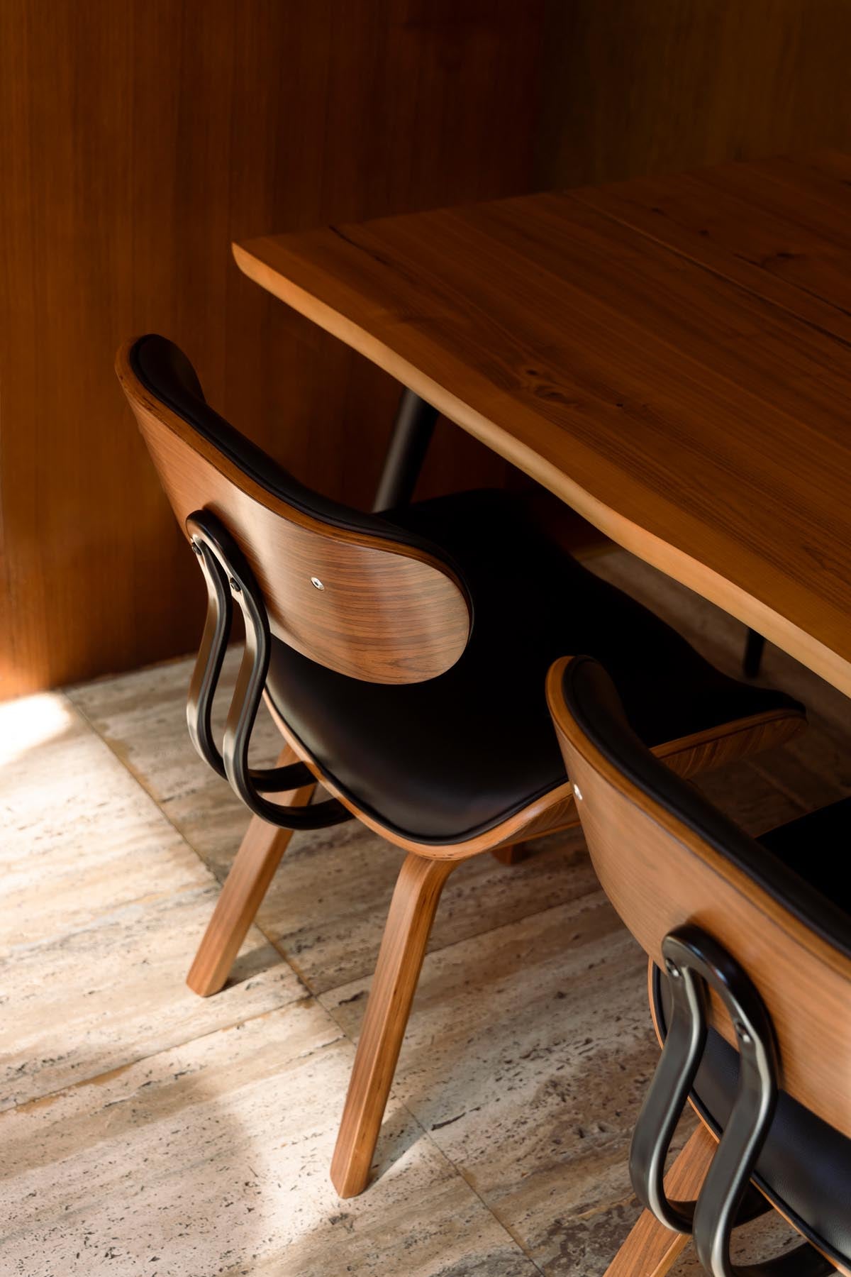 Stuhl Blackwood in Schwarz/Walnuss präsentiert im Onlineshop von KAQTU Design AG. Stuhl ist von Dutchbone