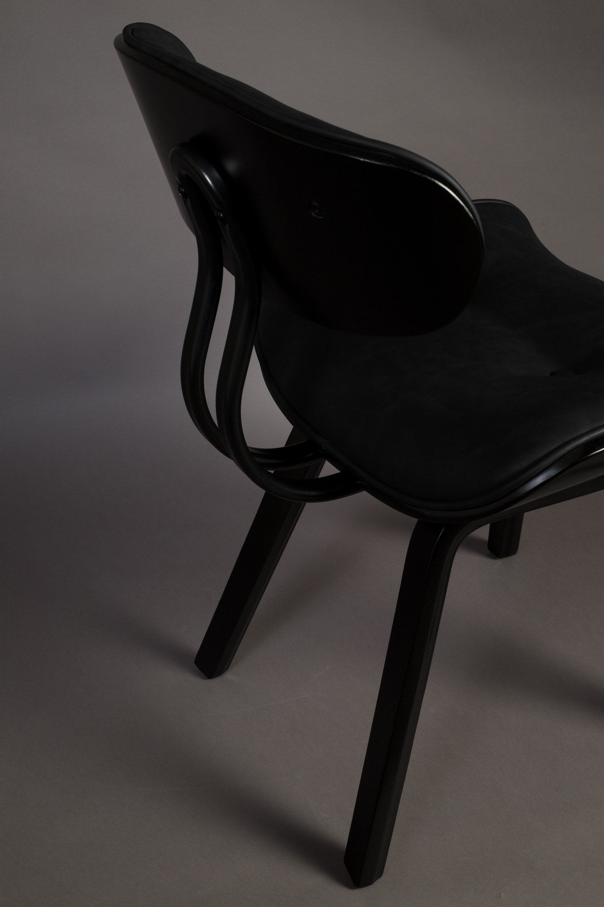 Stuhl Blackwood in Schwarz präsentiert im Onlineshop von KAQTU Design AG. Stuhl ist von Dutchbone