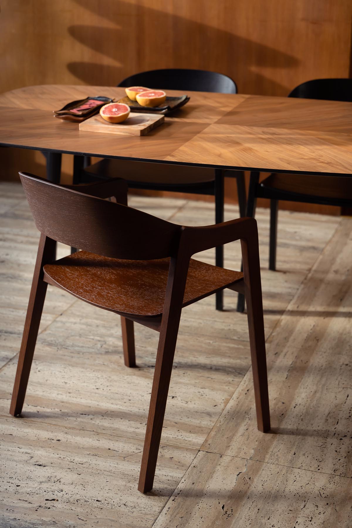 Stuhl Westlake in Walnuss präsentiert im Onlineshop von KAQTU Design AG. Stuhl mit Armlehne ist von Dutchbone