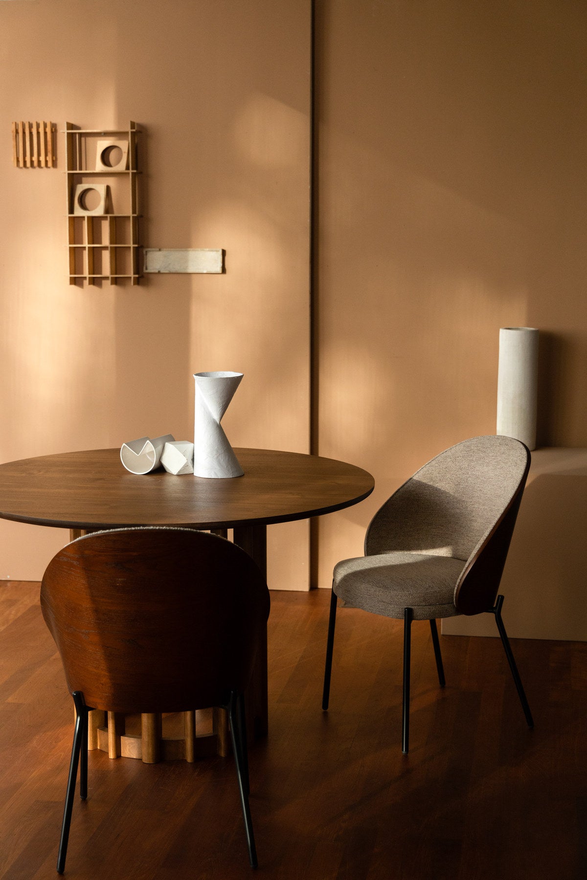 Stuhl Rodin in Beige / Schwarz präsentiert im Onlineshop von KAQTU Design AG. Schalenstuhl ist von Dutchbone