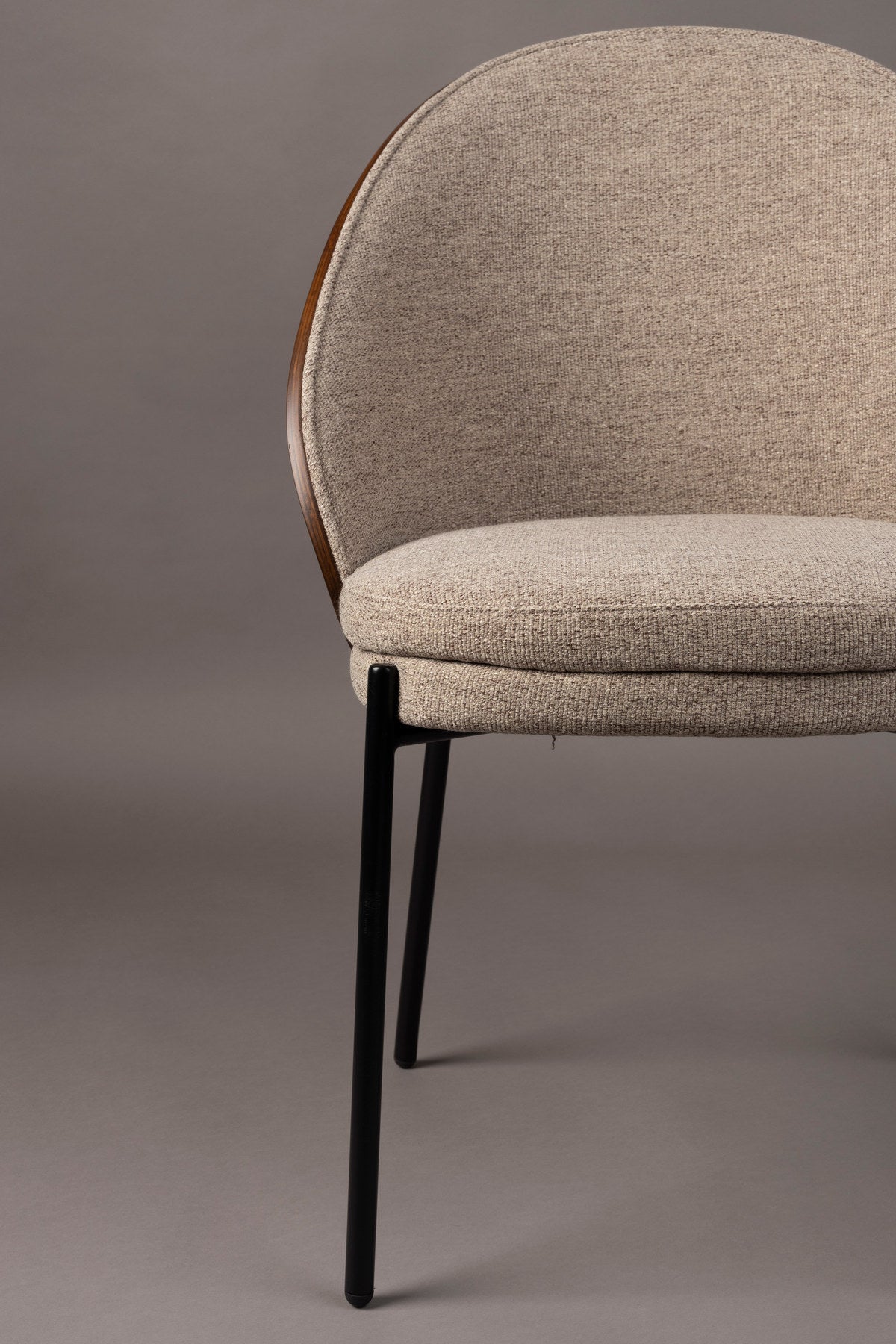 Stuhl Rodin in Beige / Schwarz präsentiert im Onlineshop von KAQTU Design AG. Schalenstuhl ist von Dutchbone