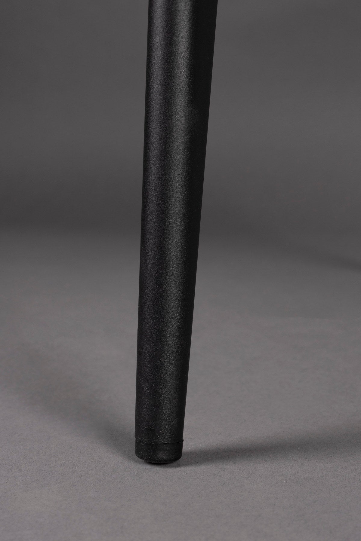 Stuhl Miyo in Schwarz präsentiert im Onlineshop von KAQTU Design AG. Stuhl mit Armlehne ist von Dutchbone