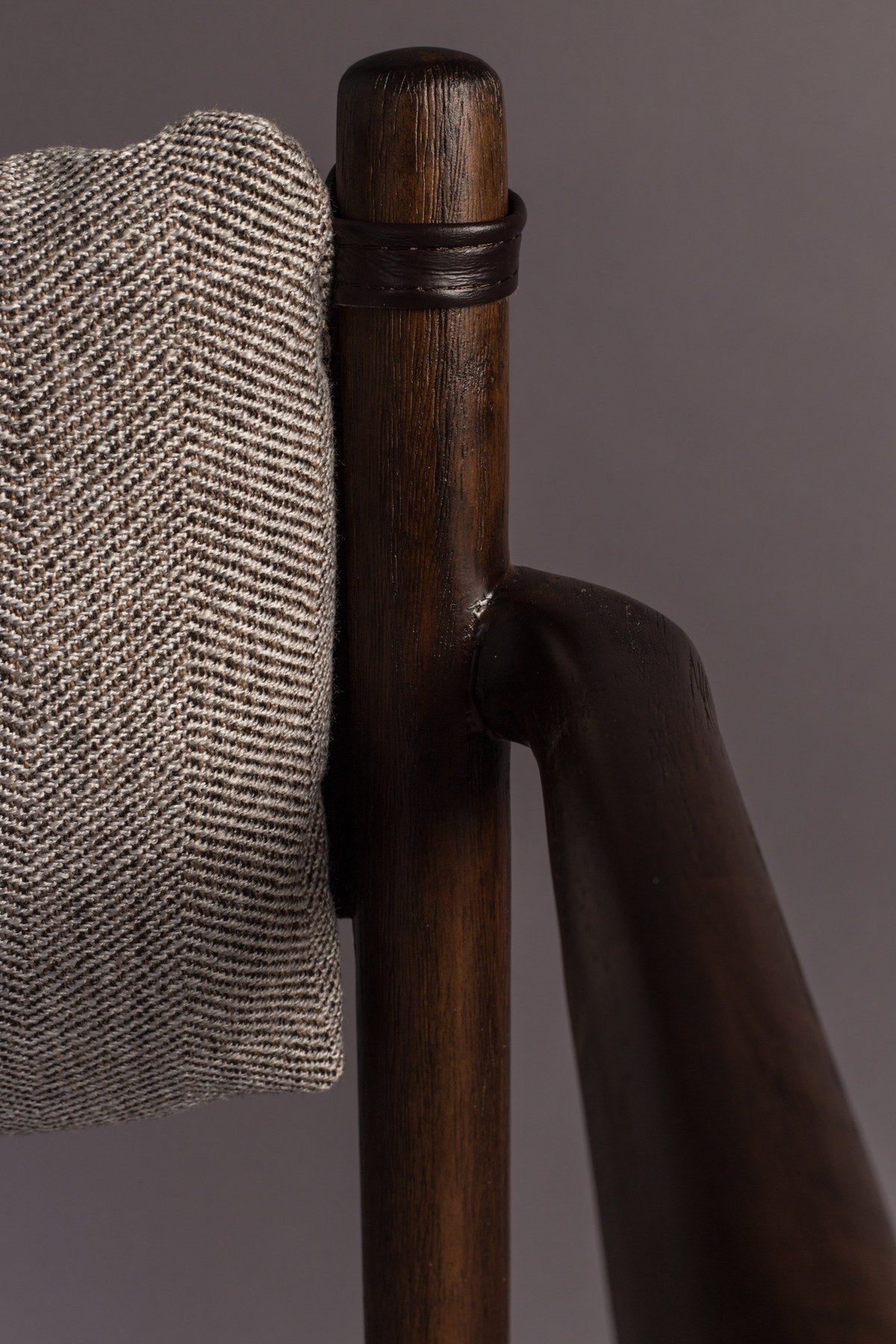 Armlehnstuhl Torrance in Braun präsentiert im Onlineshop von KAQTU Design AG. Stuhl mit Armlehne ist von Dutchbone