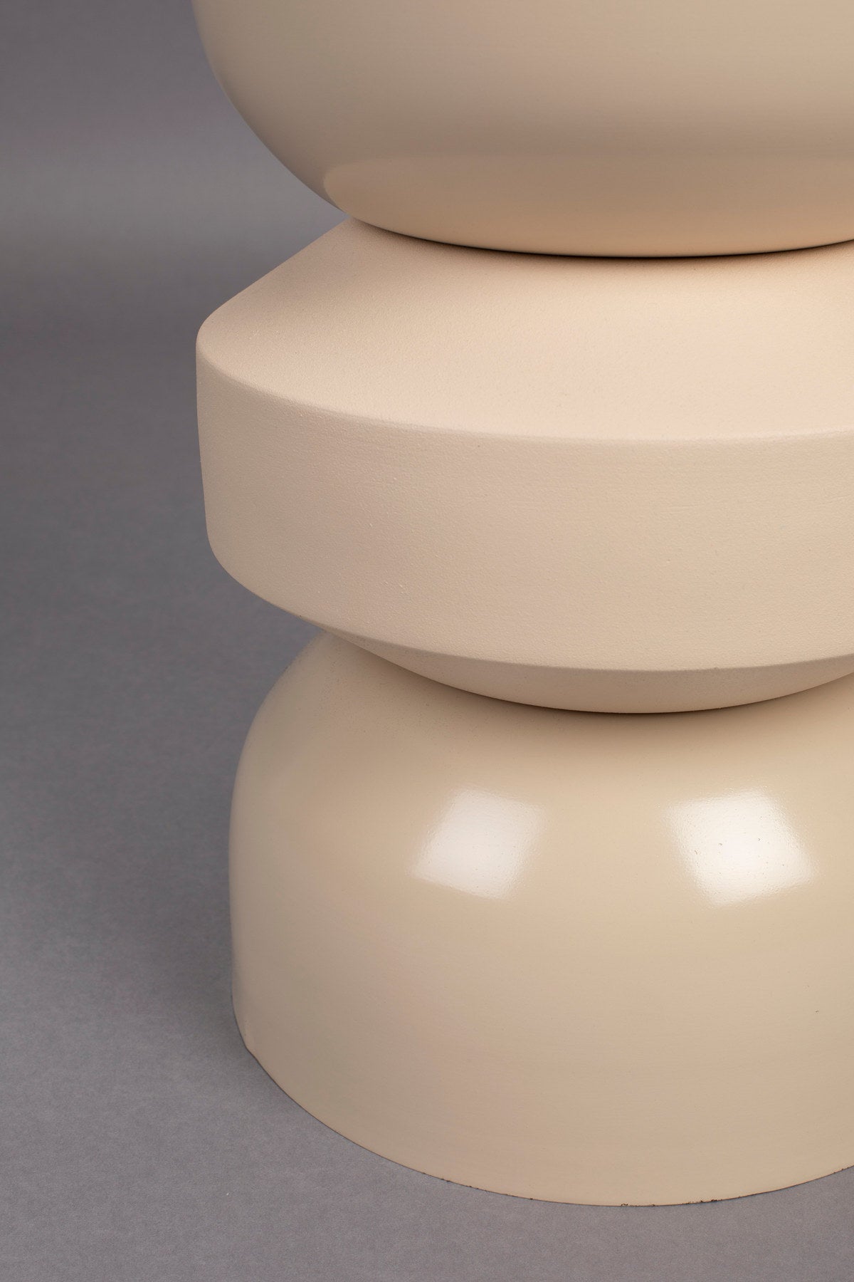 Hocker Apollo Beige in Rot präsentiert im Onlineshop von KAQTU Design AG. Hocker ist von Dutchbone