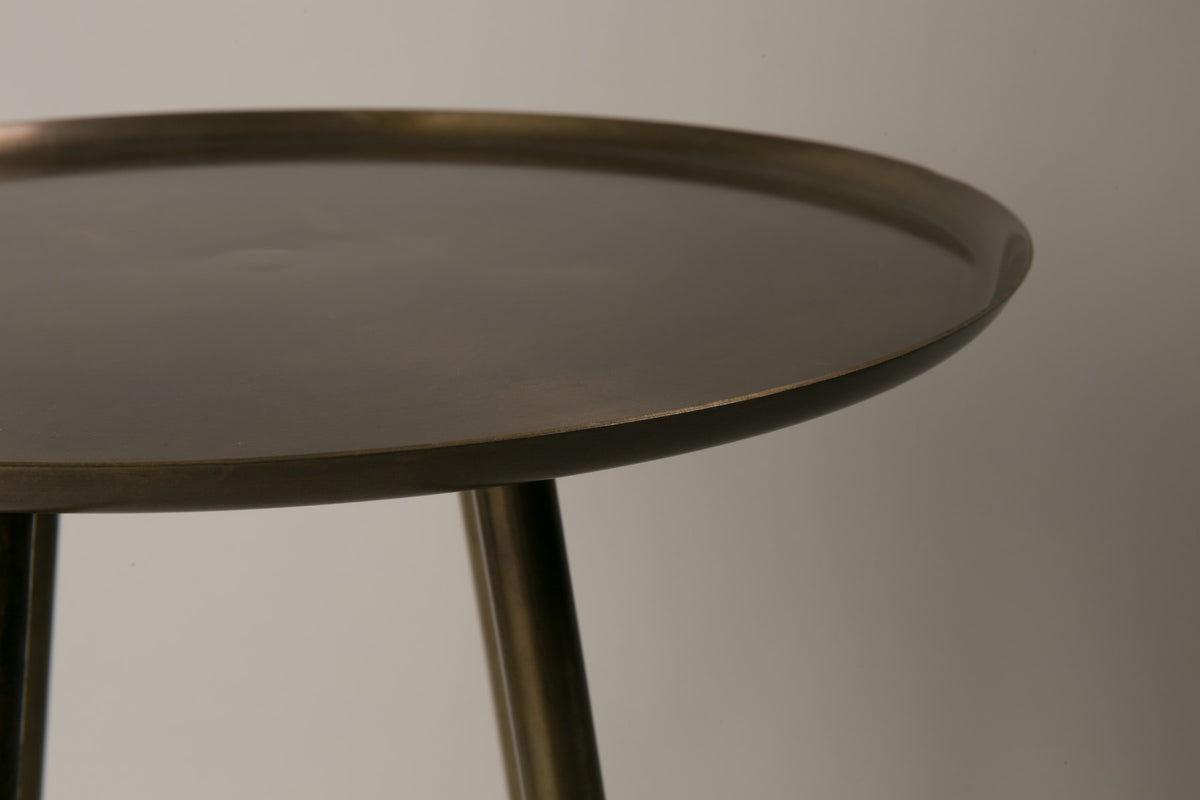 Side Table Eliot Brass Antique in Gold präsentiert im Onlineshop von KAQTU Design AG. Beistelltisch ist von Dutchbone
