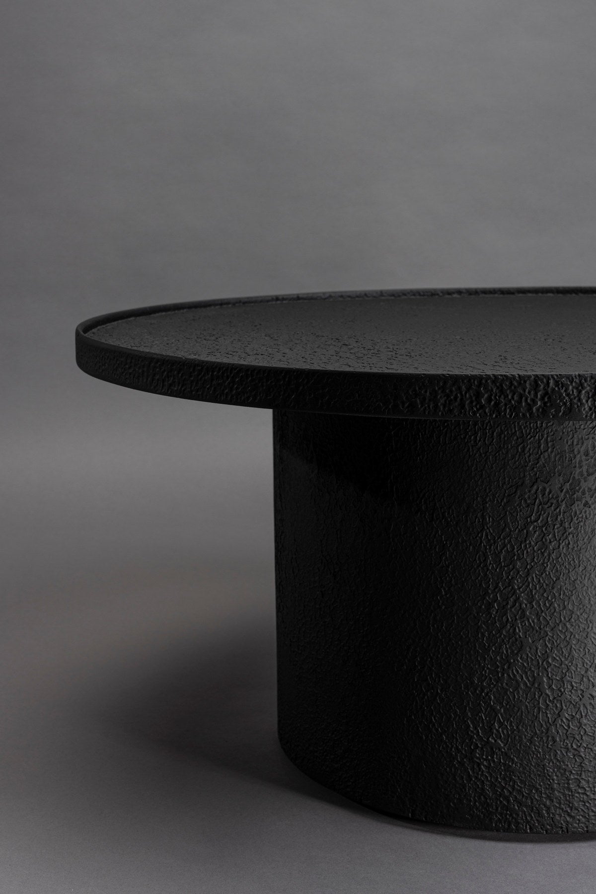 Runder Beistelltisch Winston in Schwarz präsentiert im Onlineshop von KAQTU Design AG. Couchtisch ist von Dutchbone