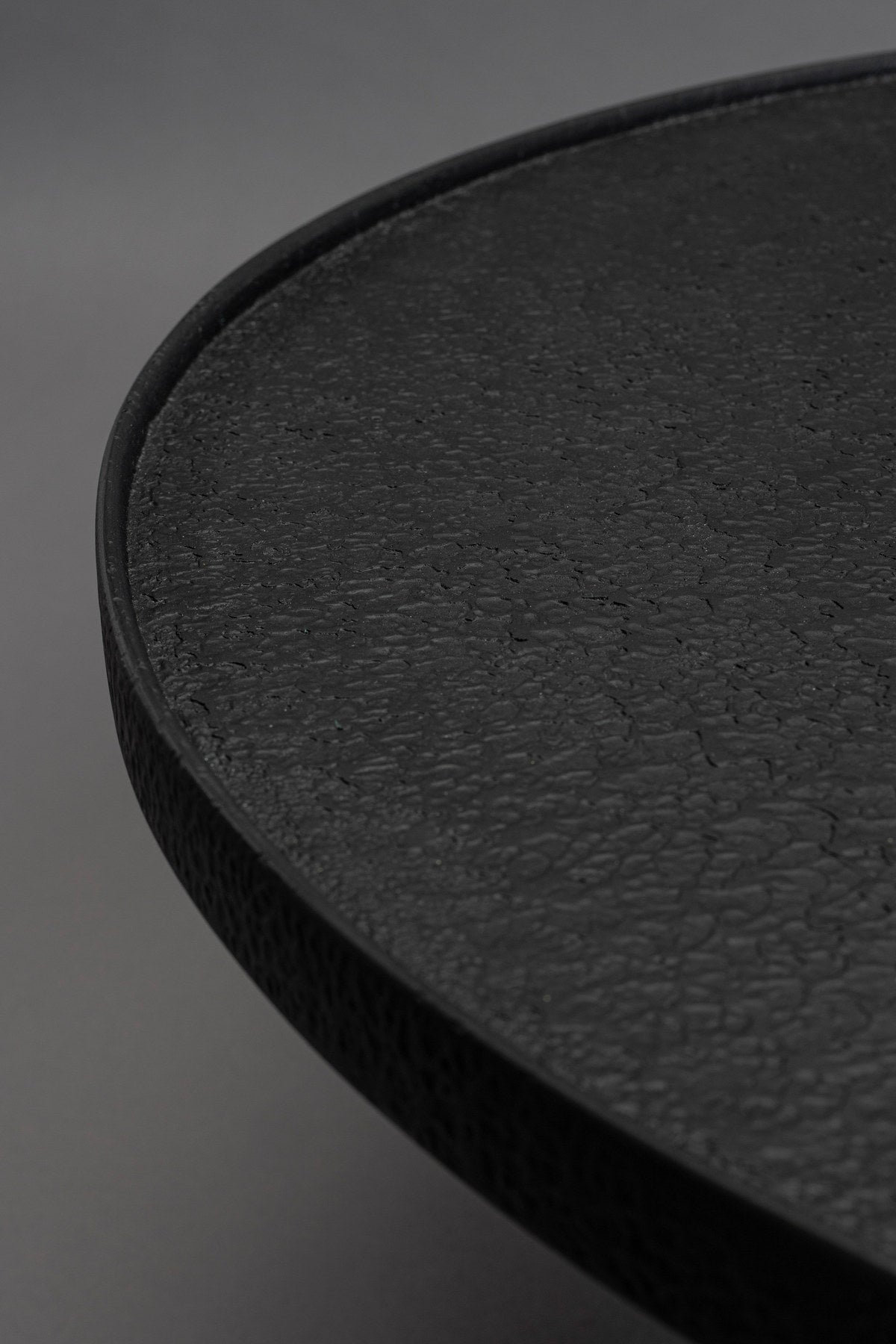 Runder Beistelltisch Winston in Schwarz präsentiert im Onlineshop von KAQTU Design AG. Couchtisch ist von Dutchbone