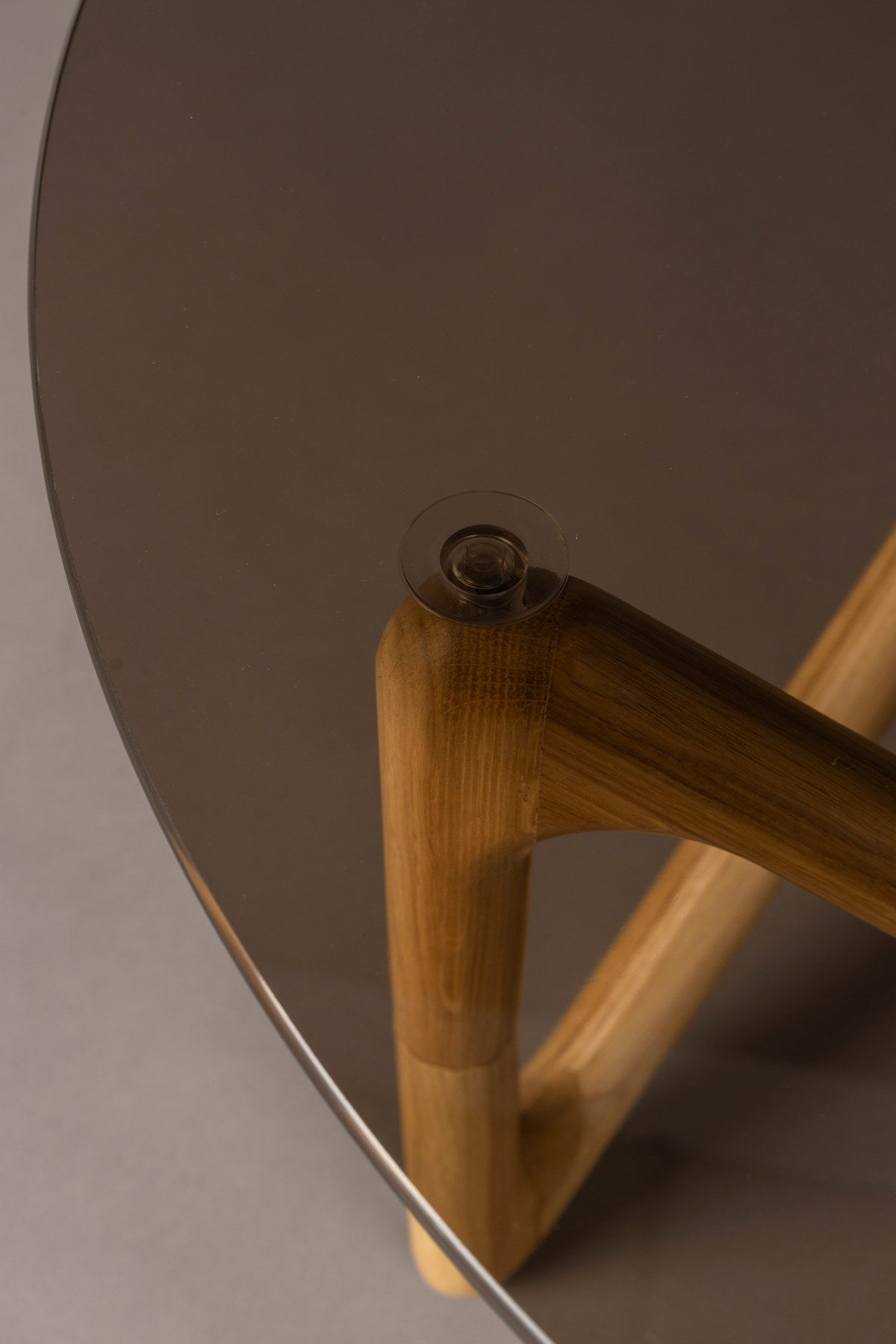Kaffeetisch Naia in Dunkelgrau / Natur präsentiert im Onlineshop von KAQTU Design AG. Couchtisch ist von Dutchbone