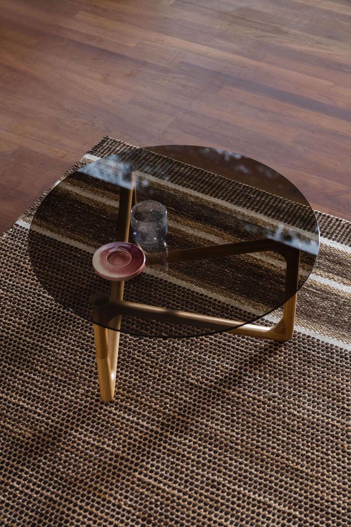 Kaffeetisch Naia in Dunkelgrau / Natur präsentiert im Onlineshop von KAQTU Design AG. Couchtisch ist von Dutchbone
