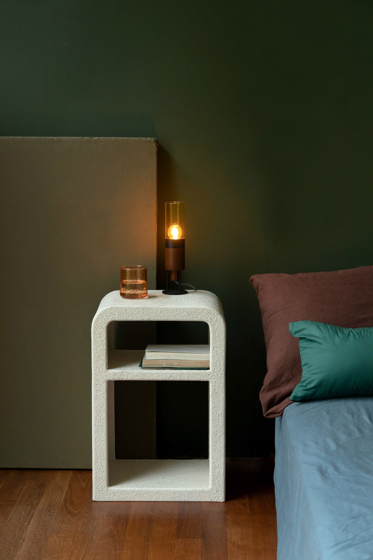 Beiger Beistelltisch Bed Veda aus Marmor mit weicher, organischer Form und weisser Basis