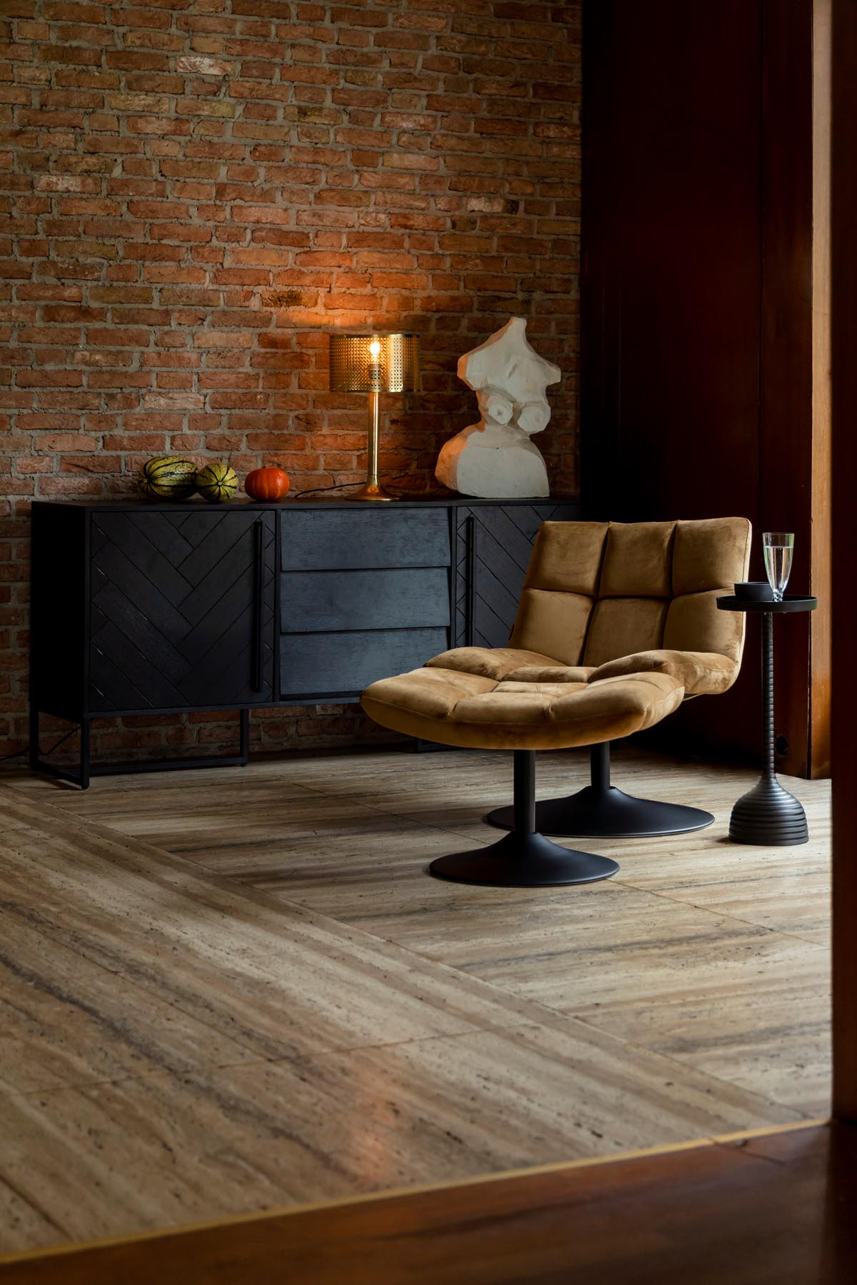 Loungesessel Bar Velvet in Goldbraun präsentiert im Onlineshop von KAQTU Design AG. Sessel ist von Dutchbone