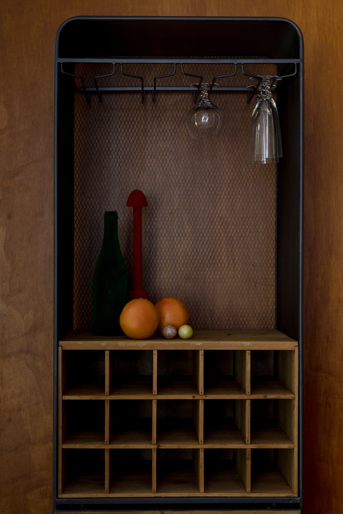 Cabinet Vino in Braun präsentiert im Onlineshop von KAQTU Design AG. Weinregal ist von Dutchbone