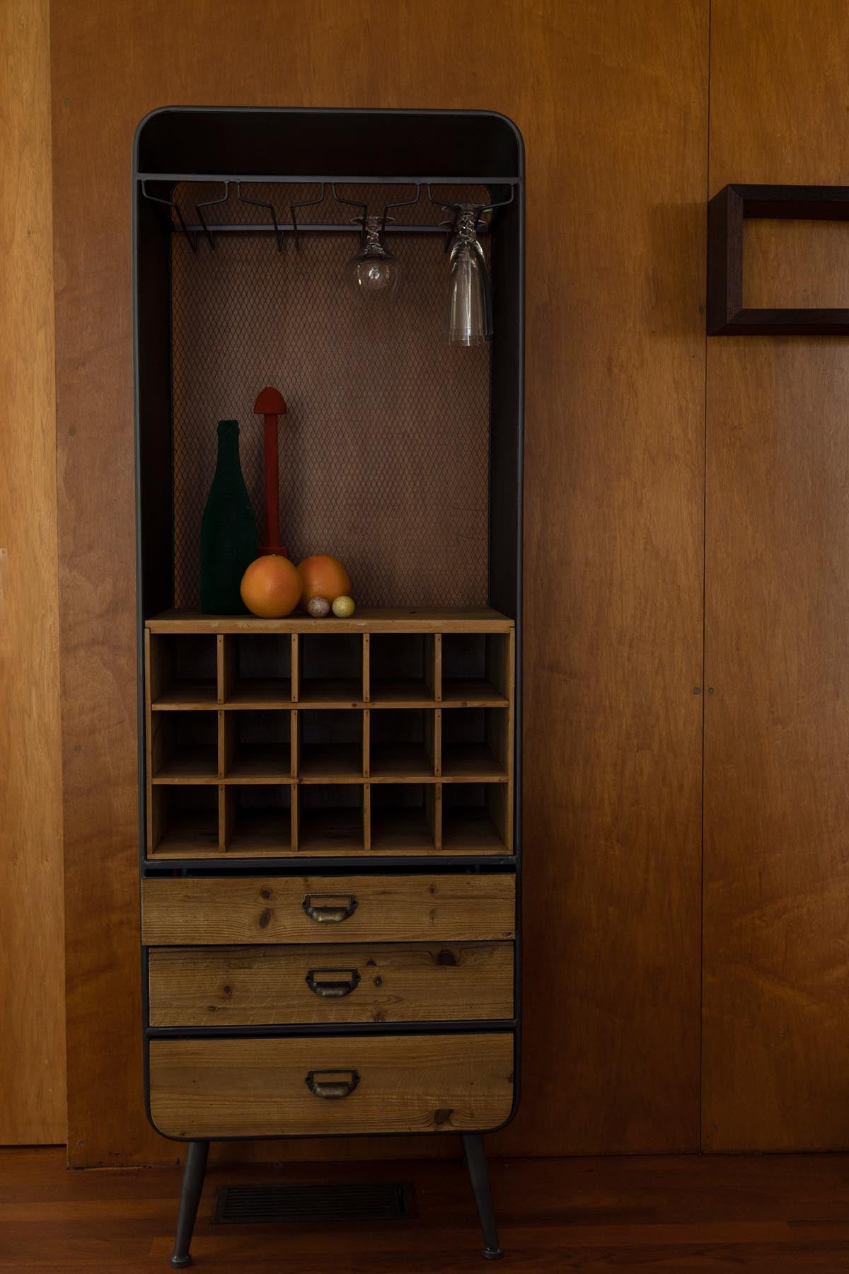 Cabinet Vino in Braun präsentiert im Onlineshop von KAQTU Design AG. Weinregal ist von Dutchbone