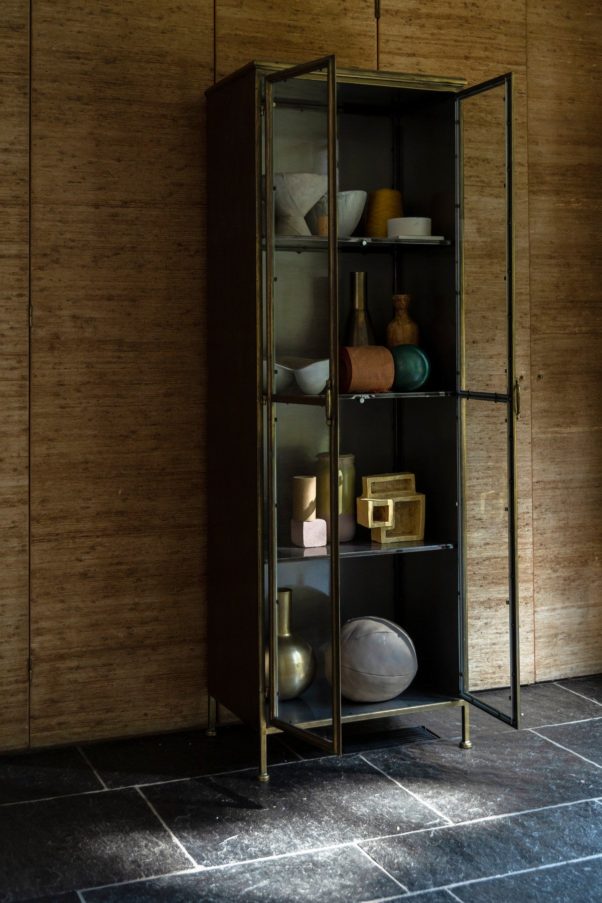 Cabinet Gertlush in Gold präsentiert im Onlineshop von KAQTU Design AG. Cabinet ist von Dutchbone