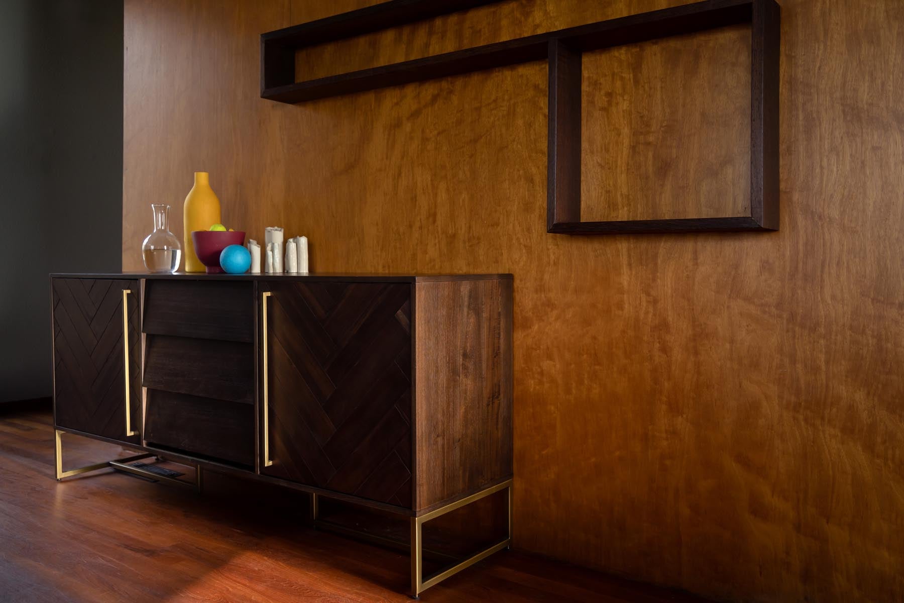 Sideboard Class High in Braun/Messing präsentiert im Onlineshop von KAQTU Design AG. Sideboard ist von Dutchbone