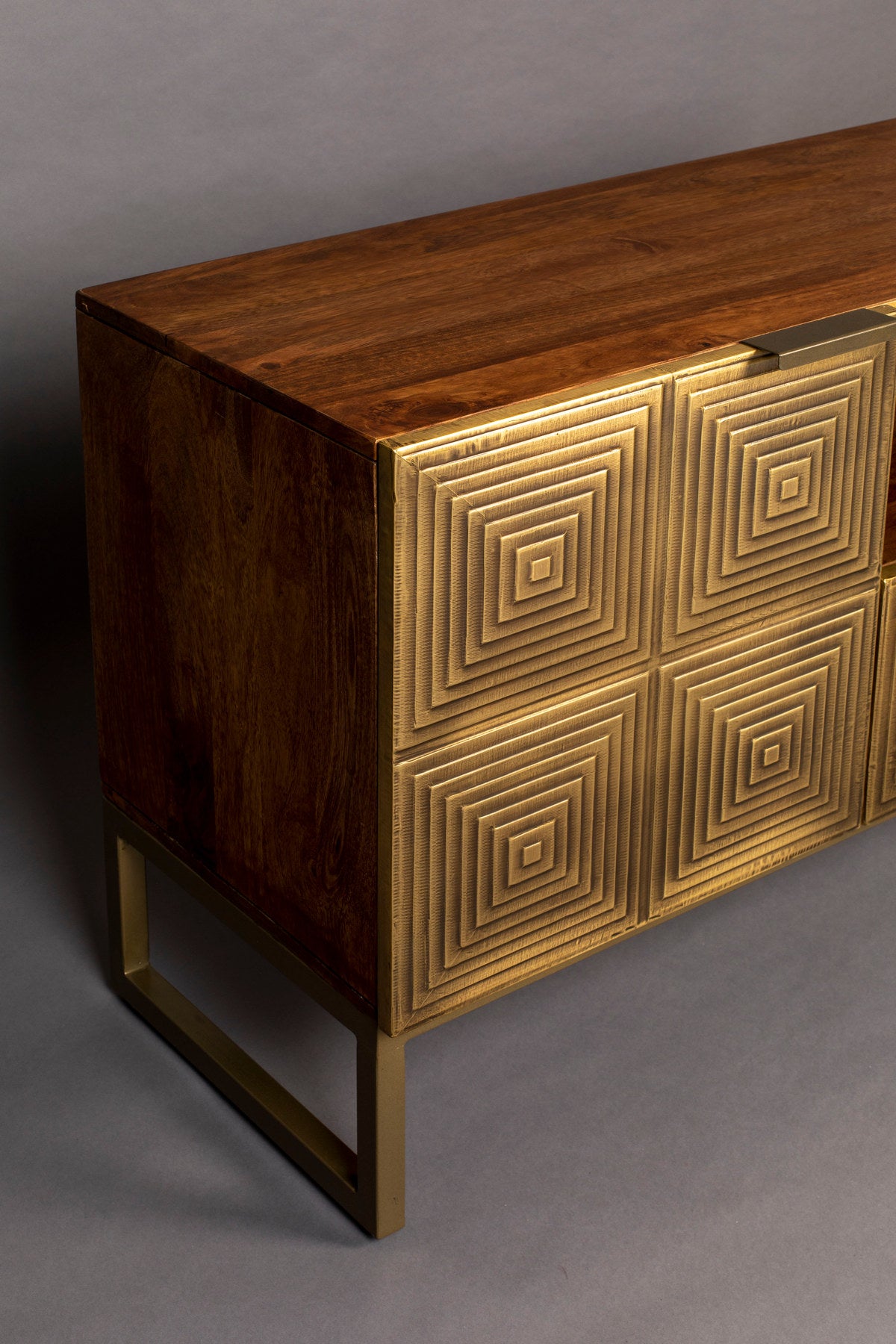 Sideboard Volan in Gold präsentiert im Onlineshop von KAQTU Design AG. Sideboard ist von Dutchbone
