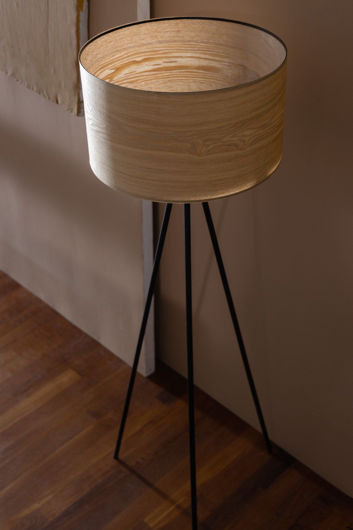Floor Lamp Woodland in Braun präsentiert im Onlineshop von KAQTU Design AG. Stehleuchte ist von Dutchbone