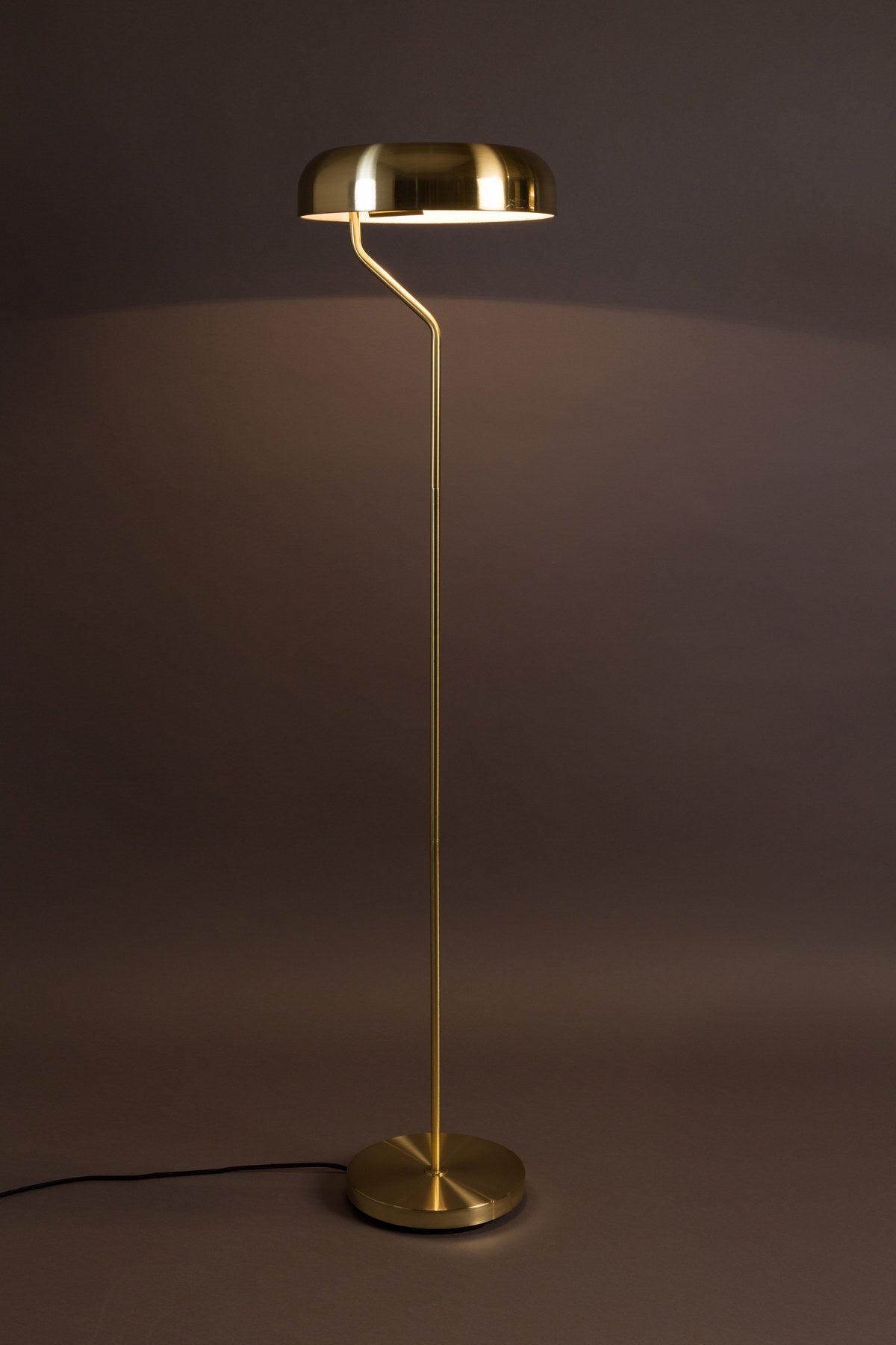 Stehleuchte Eclipse in Gold präsentiert im Onlineshop von KAQTU Design AG. Stehleuchte ist von Dutchbone