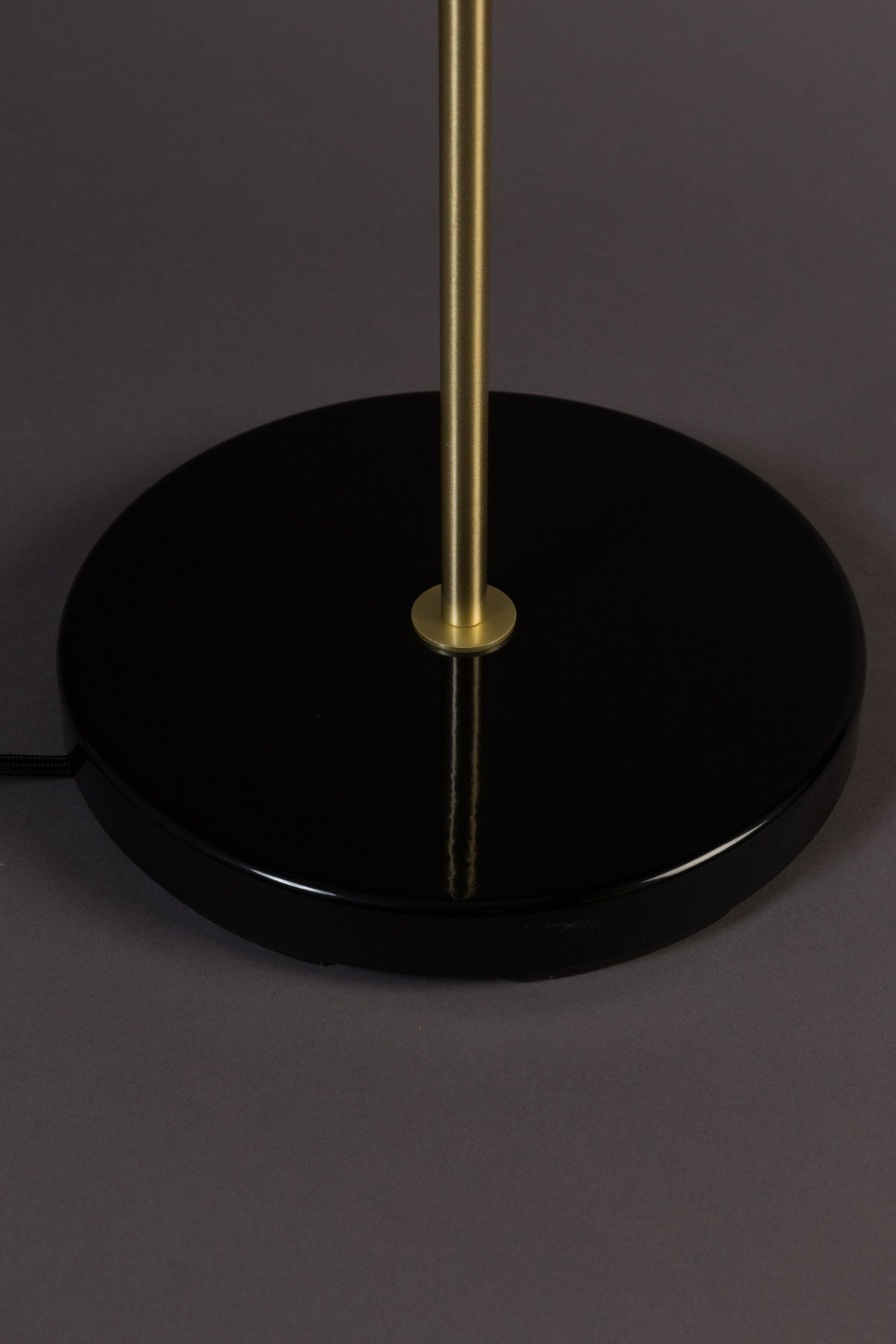 Stehleuchte Eclipse in Schwarz präsentiert im Onlineshop von KAQTU Design AG. Stehleuchte ist von Dutchbone