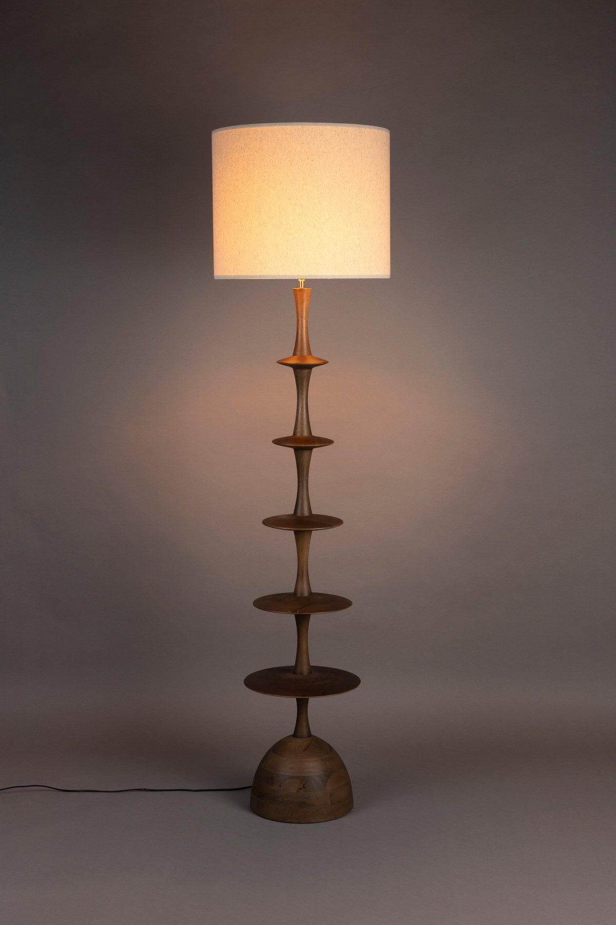 Stehleuchte Cath in Walnuss präsentiert im Onlineshop von KAQTU Design AG. Stehleuchte ist von Dutchbone
