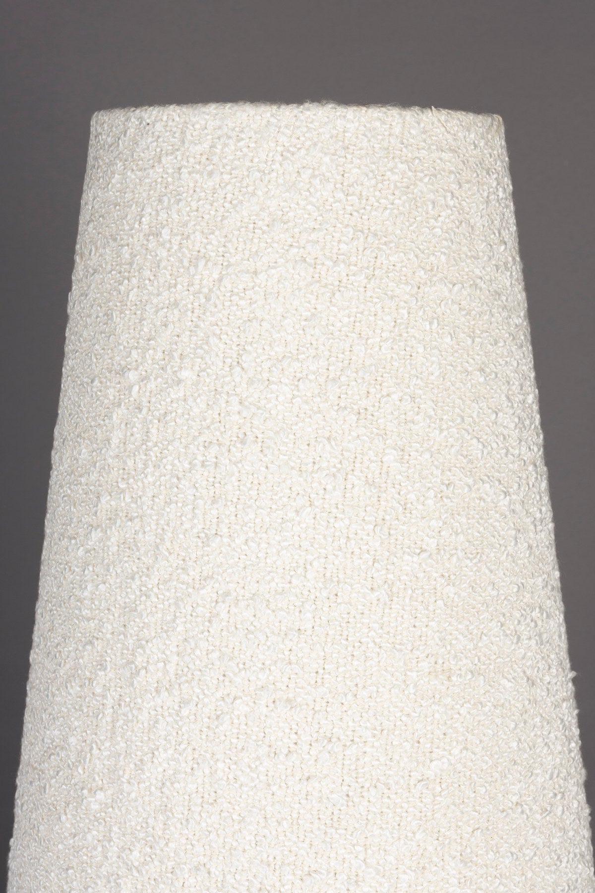 Stehleuchte Miki Bouclé in Beige präsentiert im Onlineshop von KAQTU Design AG. Stehleuchte ist von Dutchbone