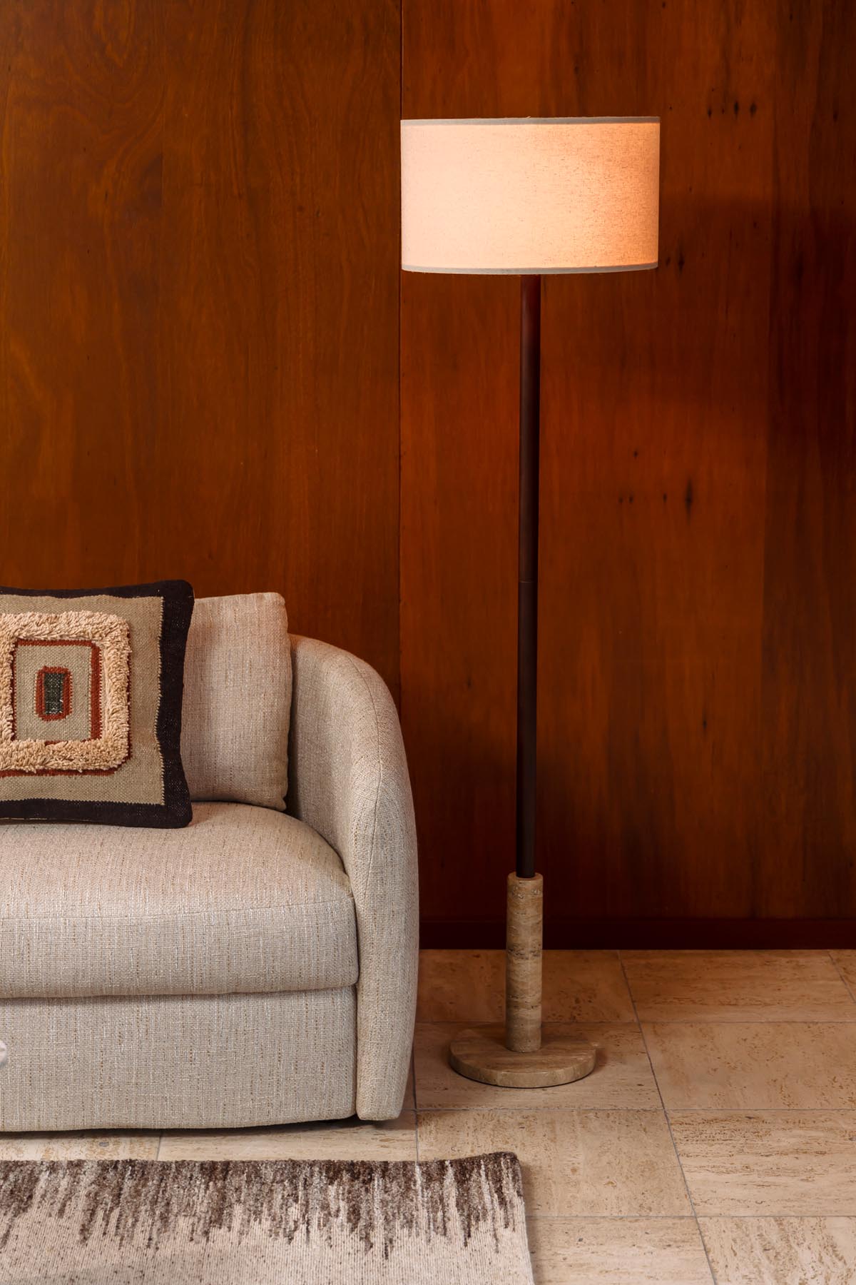 Stehlampe Jackson in Beige präsentiert im Onlineshop von KAQTU Design AG. Stehleuchte ist von Dutchbone