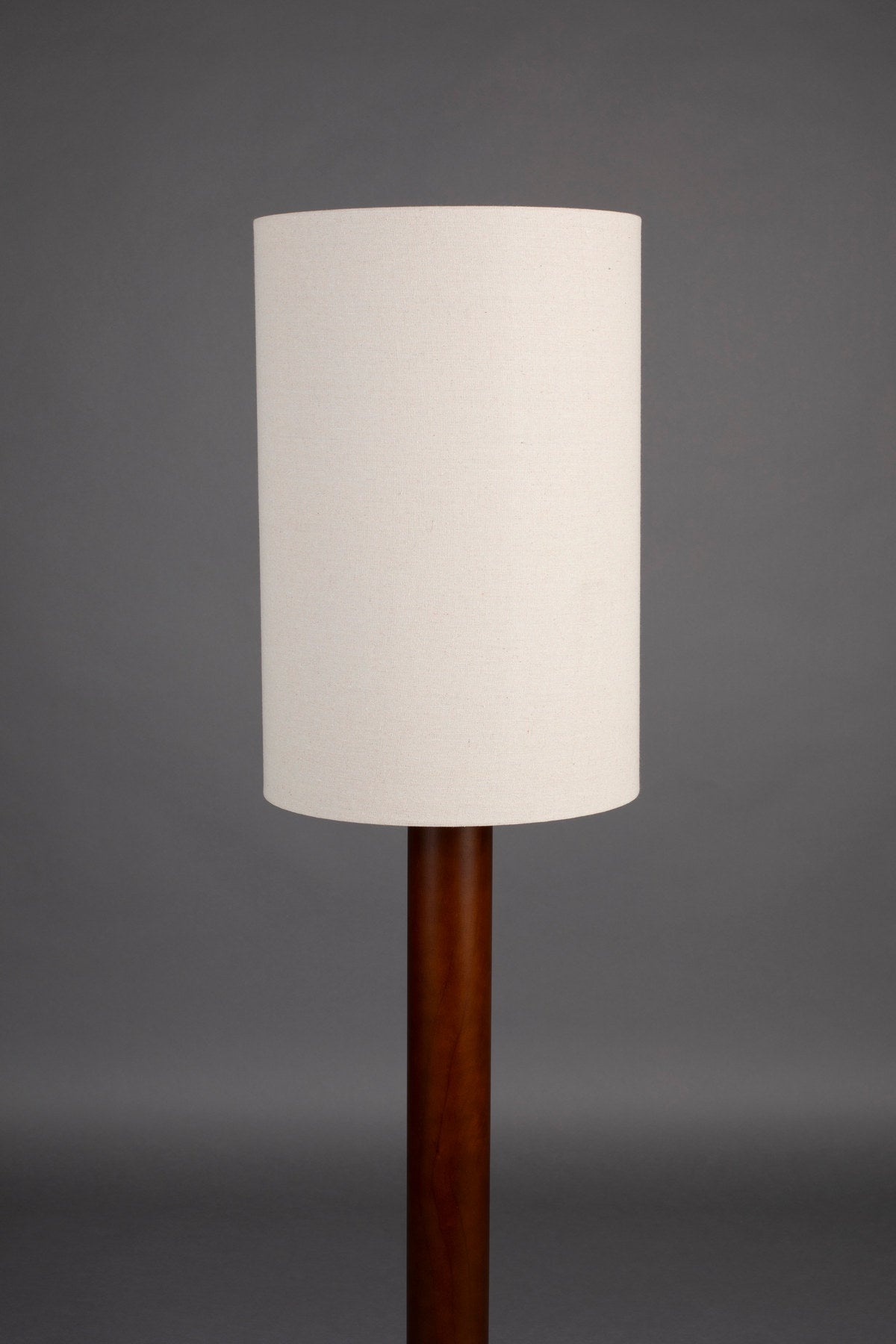 Stehlampe Jones in Beige präsentiert im Onlineshop von KAQTU Design AG. Stehleuchte ist von Dutchbone