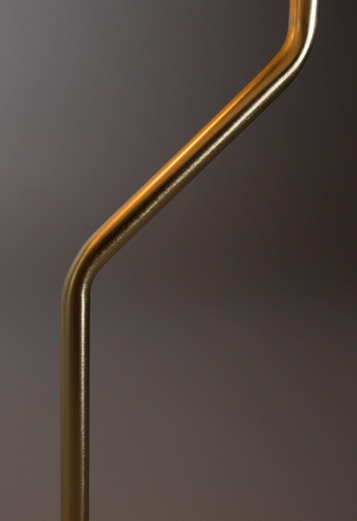 Tischleuchte Eclipse in Gold präsentiert im Onlineshop von KAQTU Design AG. Tischleuchte ist von Dutchbone