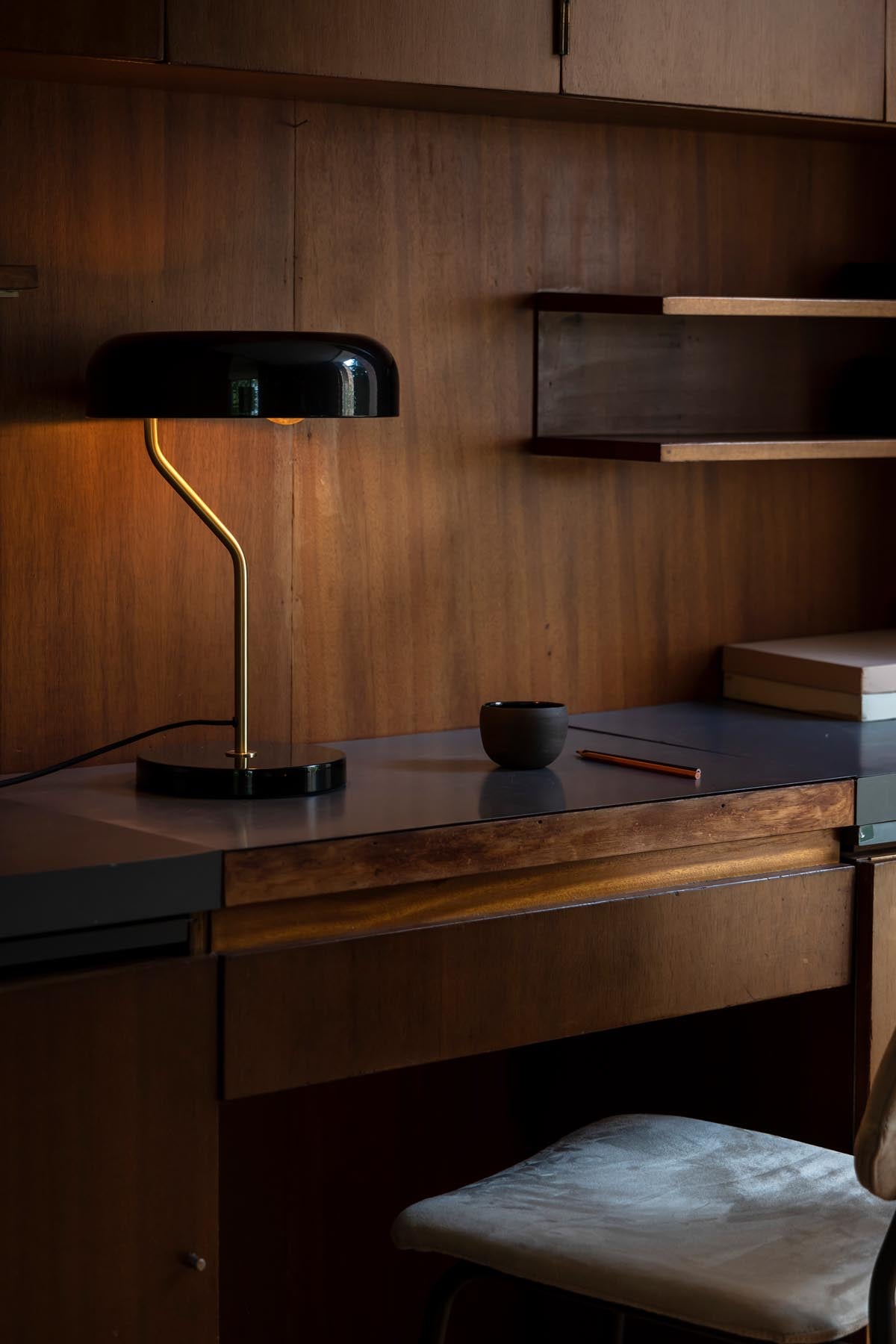 Tischleuchte Eclipse in Schwarz präsentiert im Onlineshop von KAQTU Design AG. Tischleuchte ist von Dutchbone