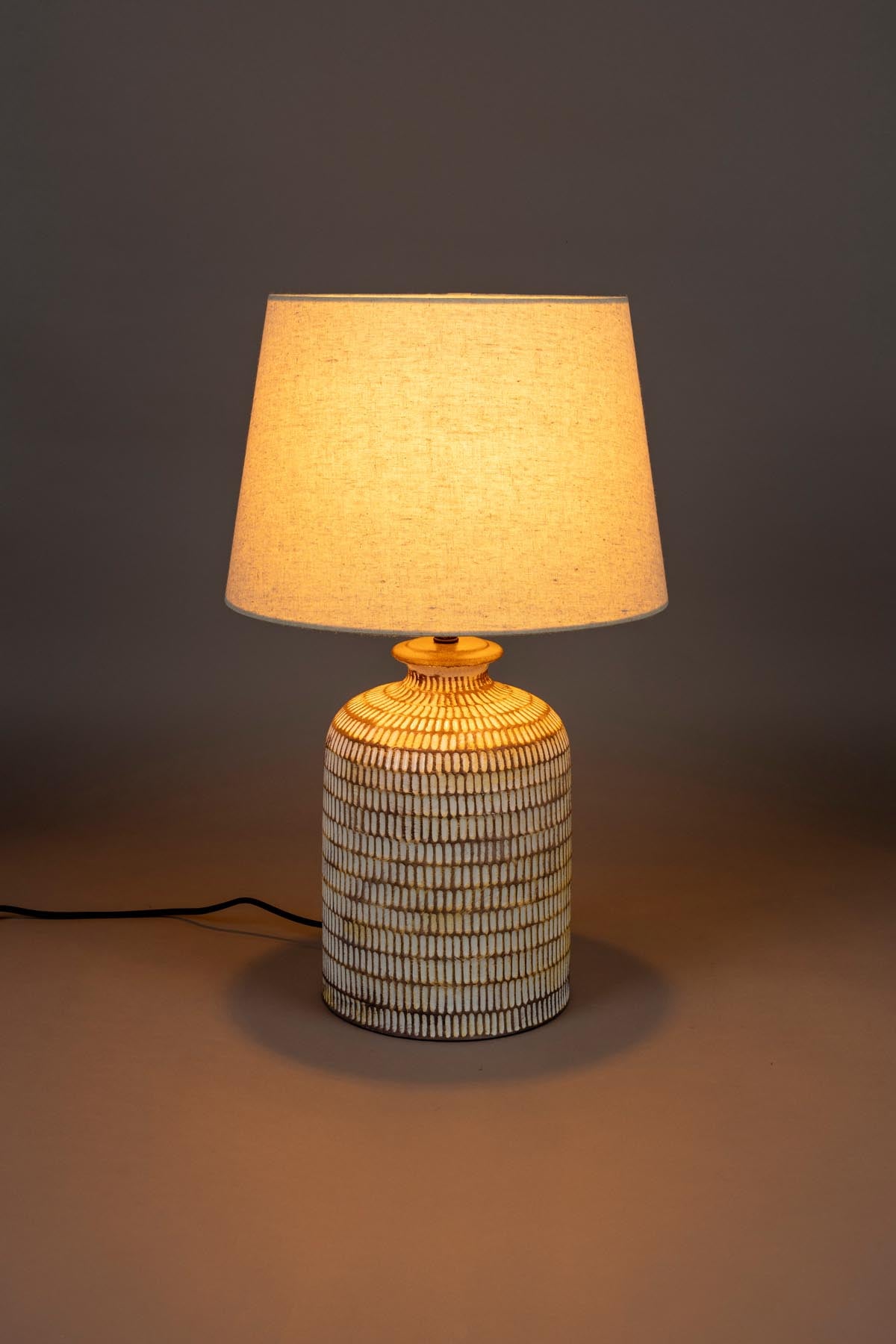 Tischleuchte Russel in Beige präsentiert im Onlineshop von KAQTU Design AG. Tischleuchte ist von Dutchbone