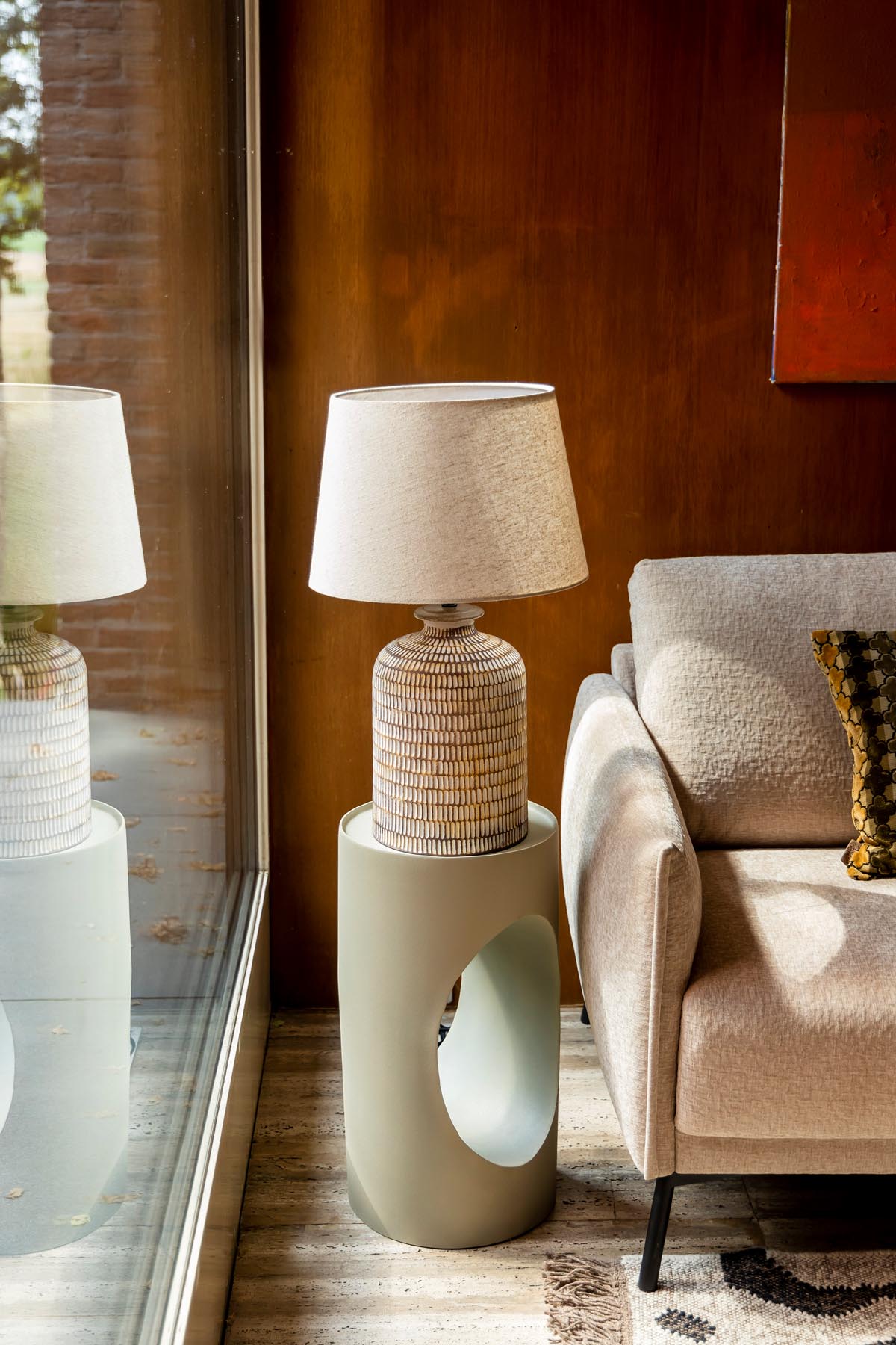 Tischleuchte Russel in Beige präsentiert im Onlineshop von KAQTU Design AG. Tischleuchte ist von Dutchbone