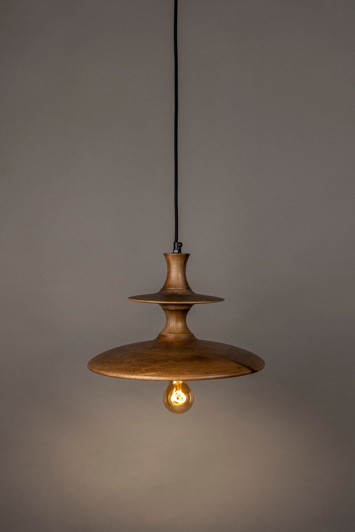 Pendellampe Cath S in Walnuss präsentiert im Onlineshop von KAQTU Design AG. Pendelleuchte ist von Dutchbone