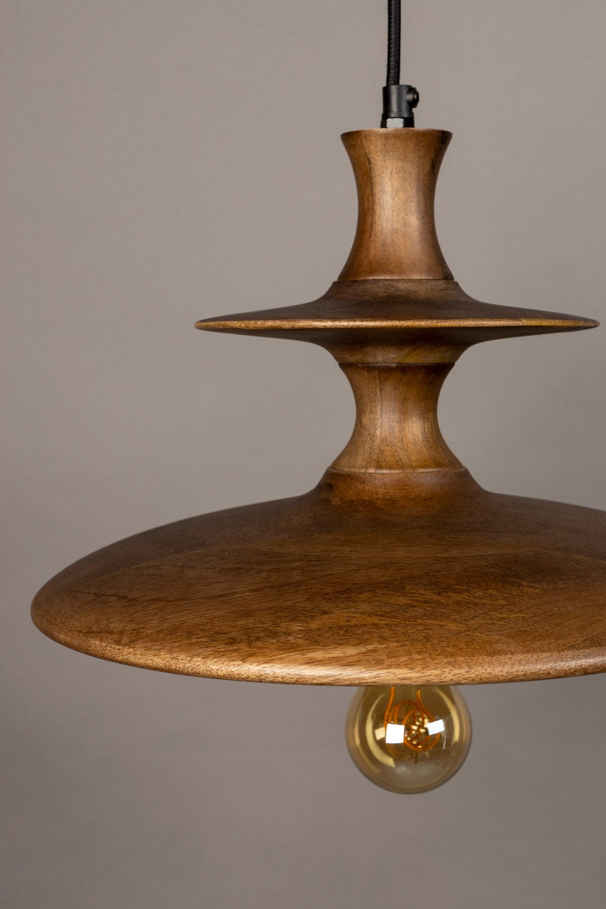Pendellampe Cath S in Walnuss präsentiert im Onlineshop von KAQTU Design AG. Pendelleuchte ist von Dutchbone
