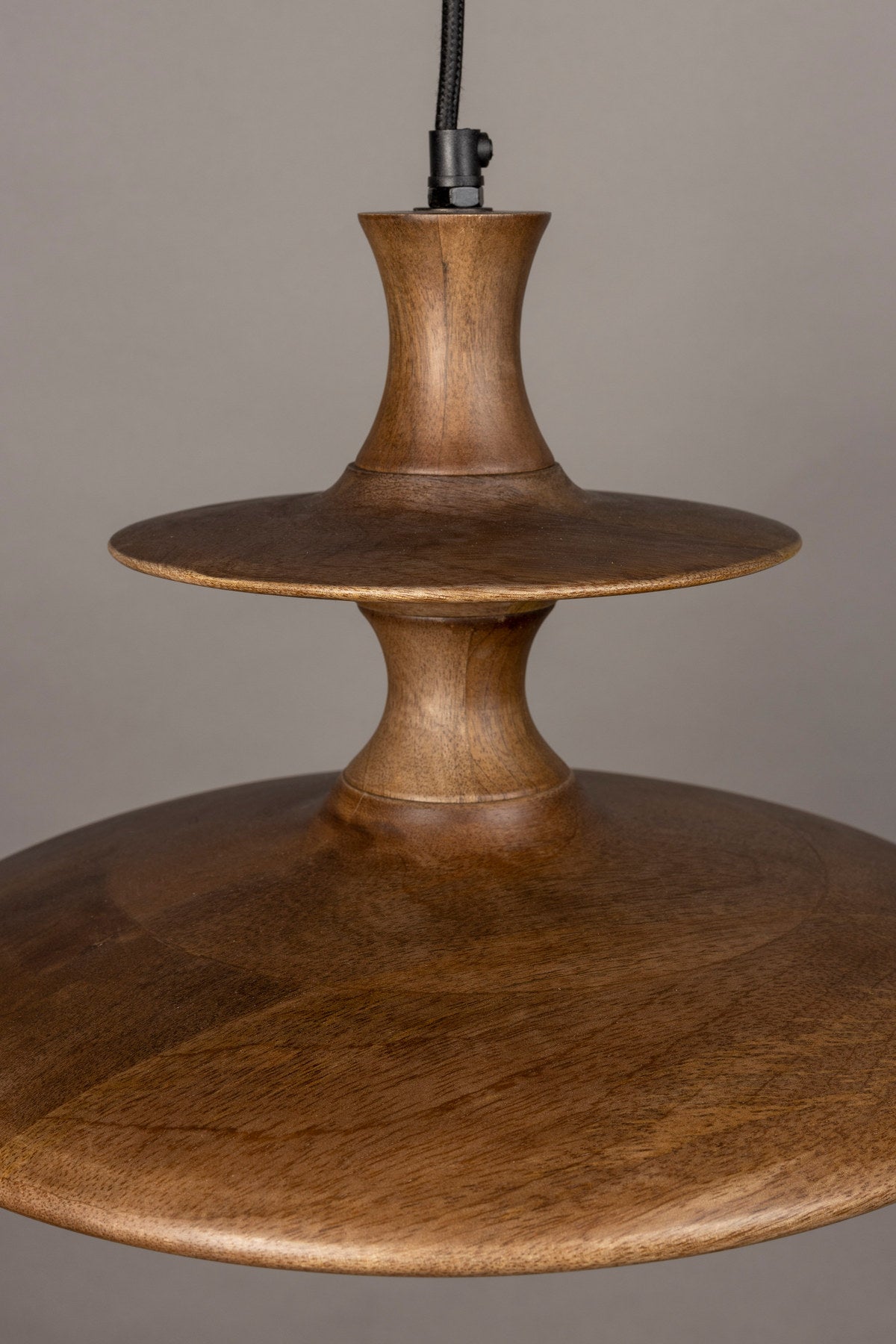 Pendellampe Cath S in Walnuss präsentiert im Onlineshop von KAQTU Design AG. Pendelleuchte ist von Dutchbone