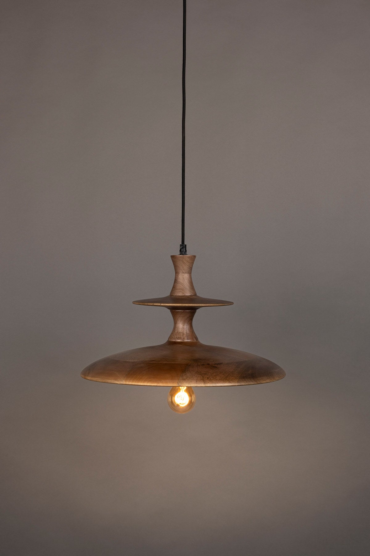 Pendellampe Cath L in Walnuss präsentiert im Onlineshop von KAQTU Design AG. Pendelleuchte ist von Dutchbone