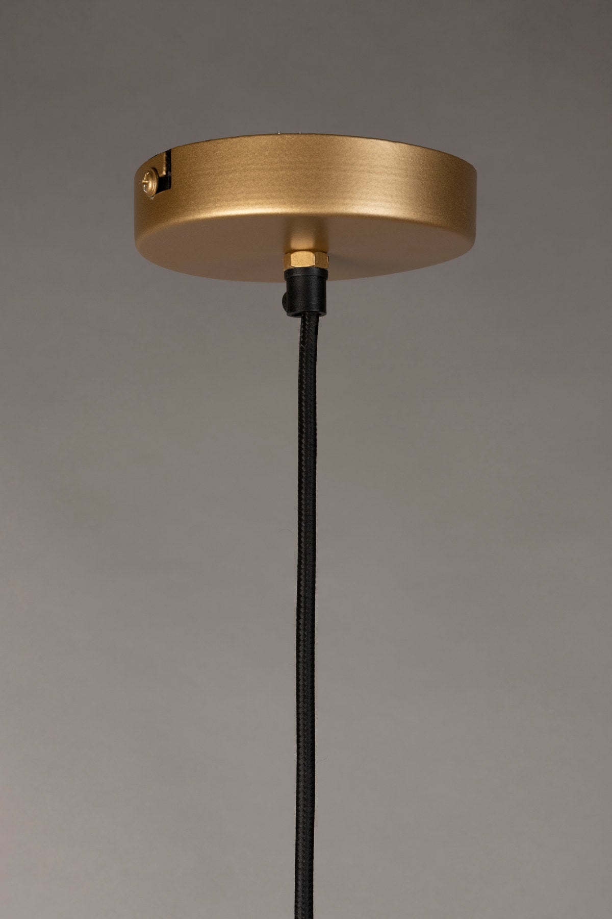 Pendellampe Cath L in Walnuss präsentiert im Onlineshop von KAQTU Design AG. Pendelleuchte ist von Dutchbone