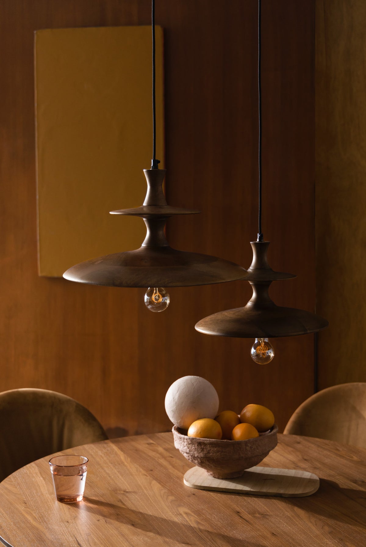 Pendellampe Cath L in Walnuss präsentiert im Onlineshop von KAQTU Design AG. Pendelleuchte ist von Dutchbone