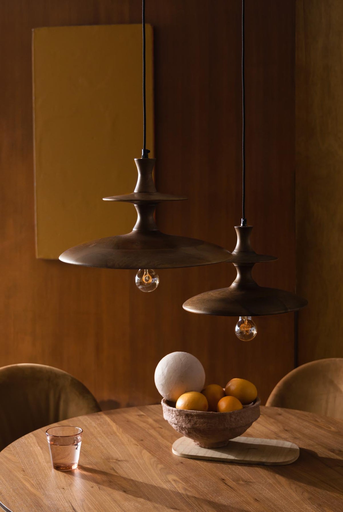 Pendellampe Cath L in Walnuss präsentiert im Onlineshop von KAQTU Design AG. Pendelleuchte ist von Dutchbone