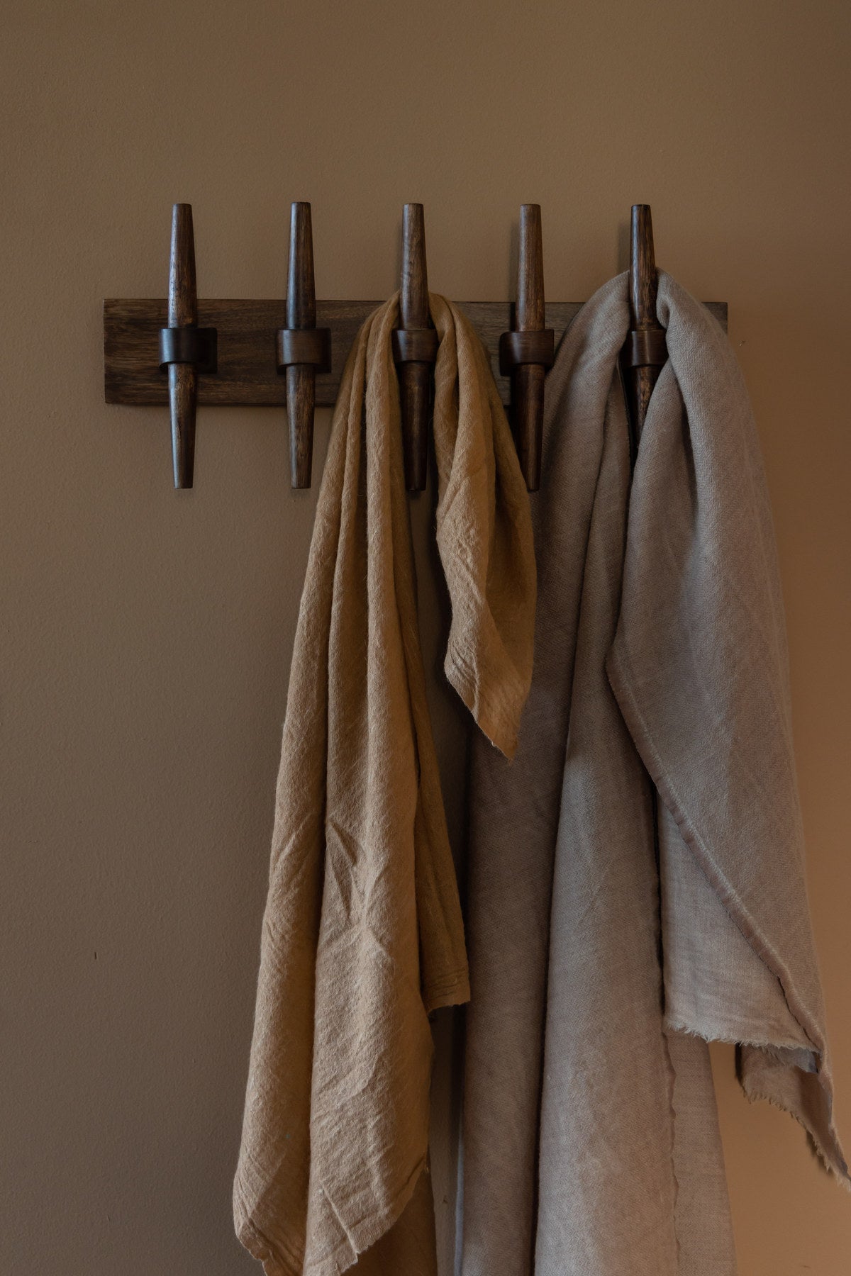 Wandgarderobe Jakub in Walnuss präsentiert im Onlineshop von KAQTU Design AG. Garderobe ist von Dutchbone