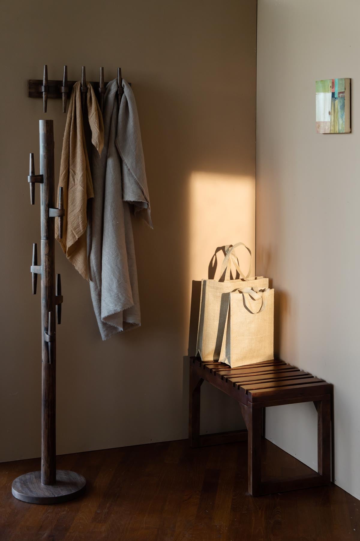 Wandgarderobe Jakub in Walnuss präsentiert im Onlineshop von KAQTU Design AG. Garderobe ist von Dutchbone