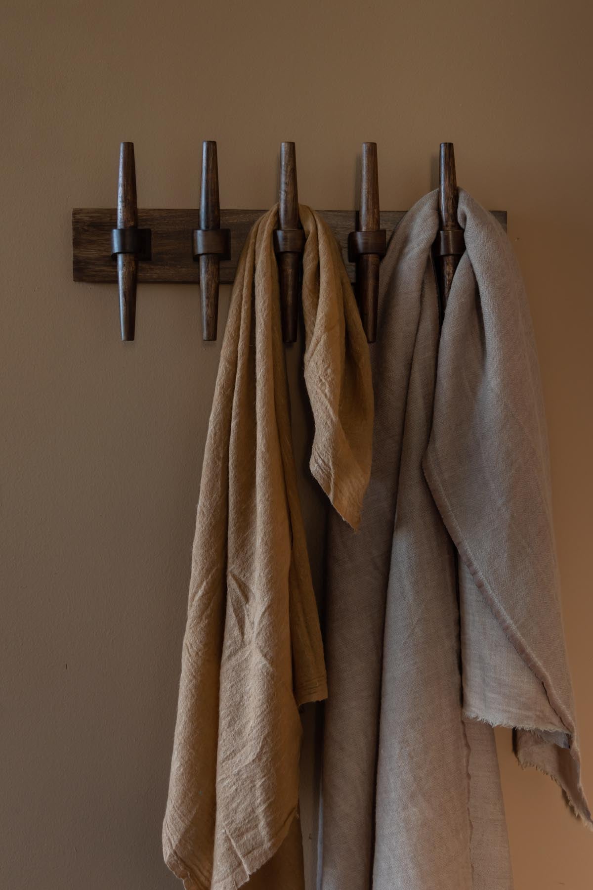 Wandgarderobe Jakub in Walnuss präsentiert im Onlineshop von KAQTU Design AG. Garderobe ist von Dutchbone