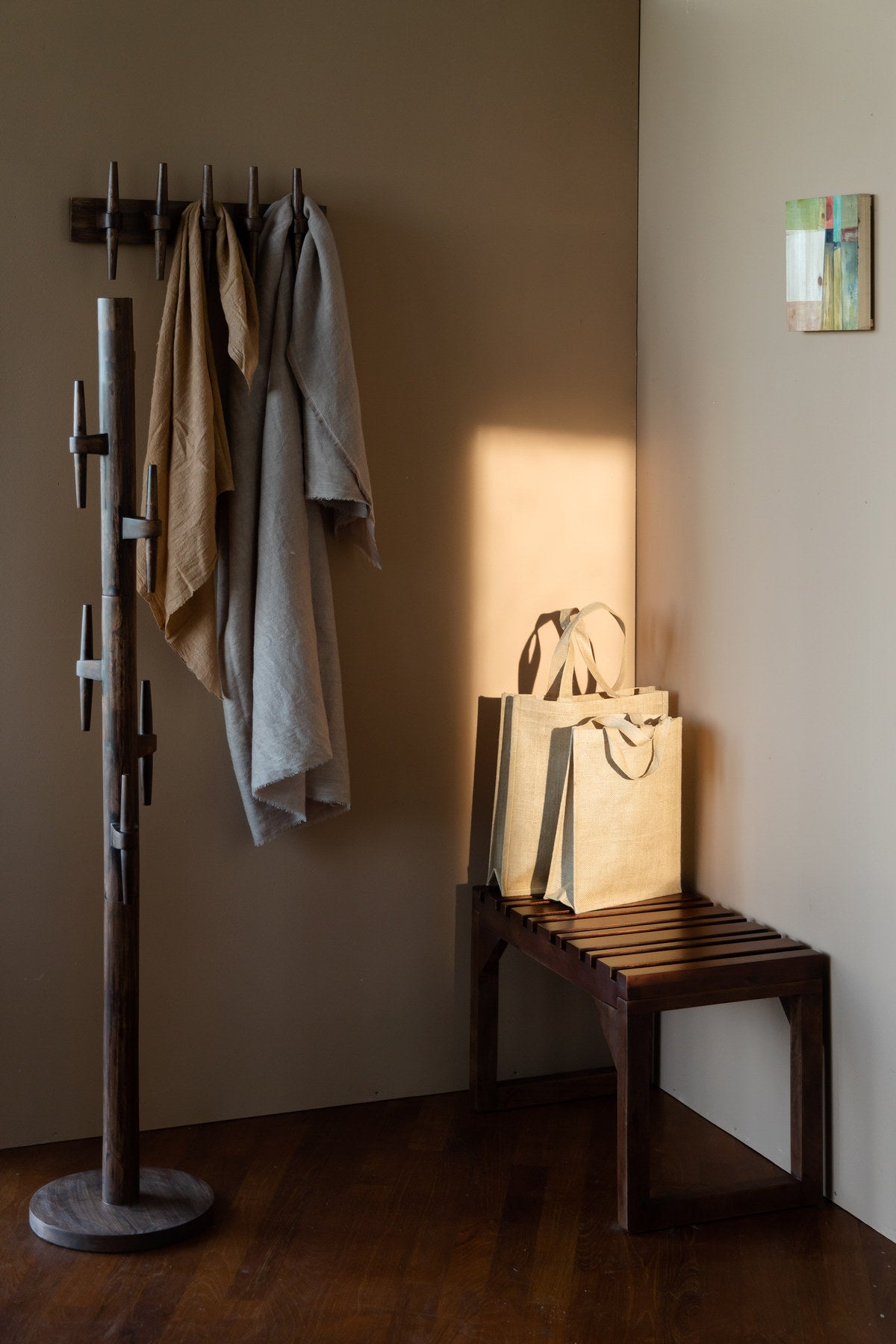 Garderobe Jakub in Walnuss präsentiert im Onlineshop von KAQTU Design AG. Garderobe ist von Dutchbone