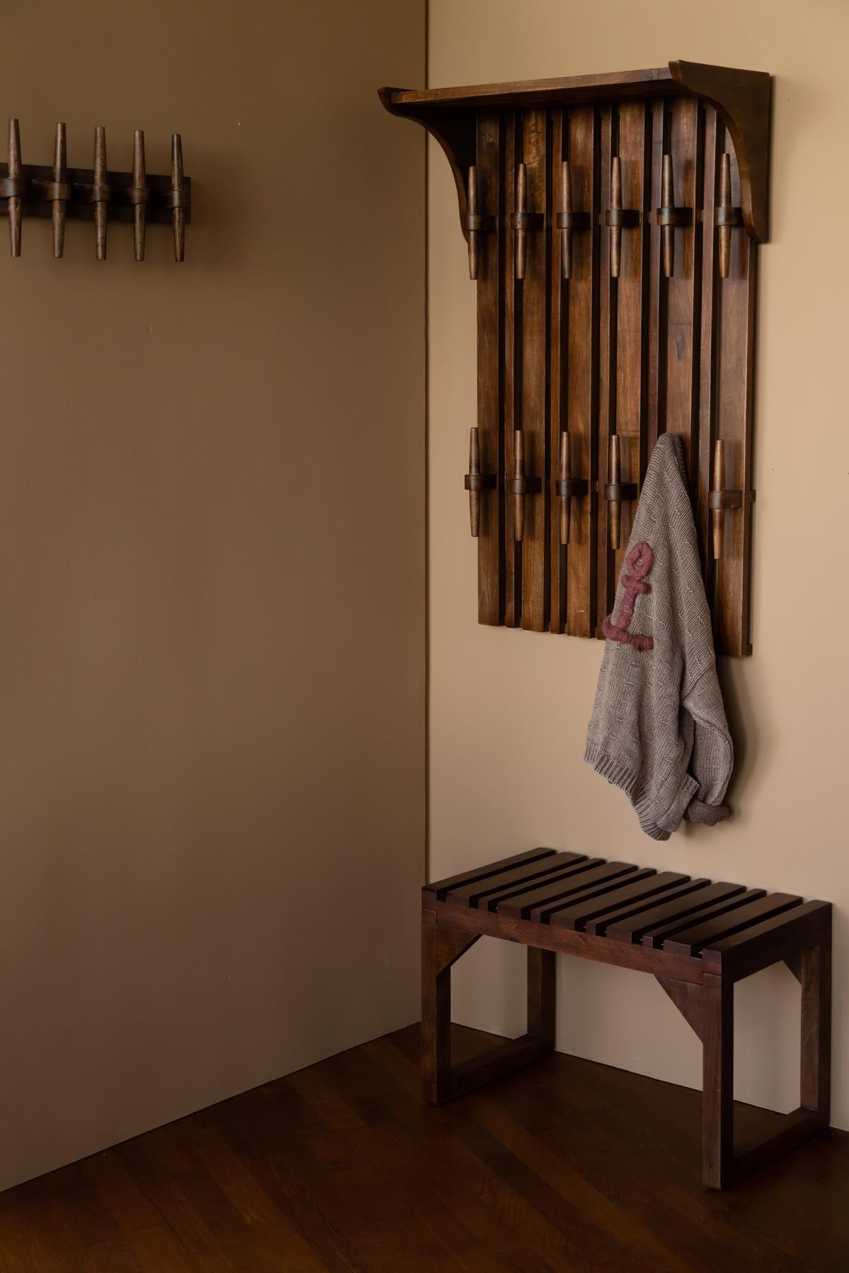 Wandgarderobe Jakub in Walnuss präsentiert im Onlineshop von KAQTU Design AG. Garderobe ist von Dutchbone