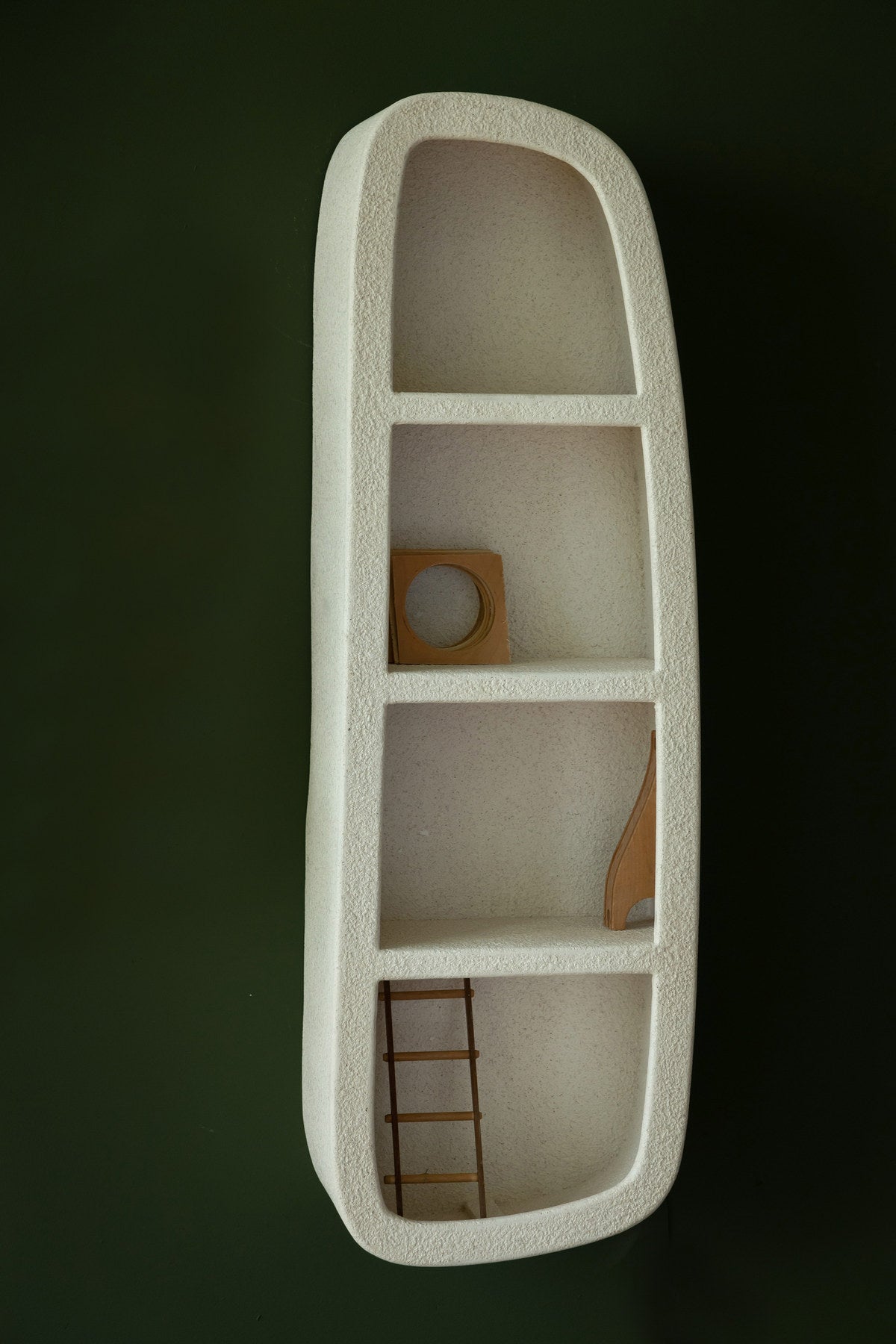 Beiges Wandregal Veda 3 Shelves aus recyceltem Marmor mit drei Ebenen und organischer Form